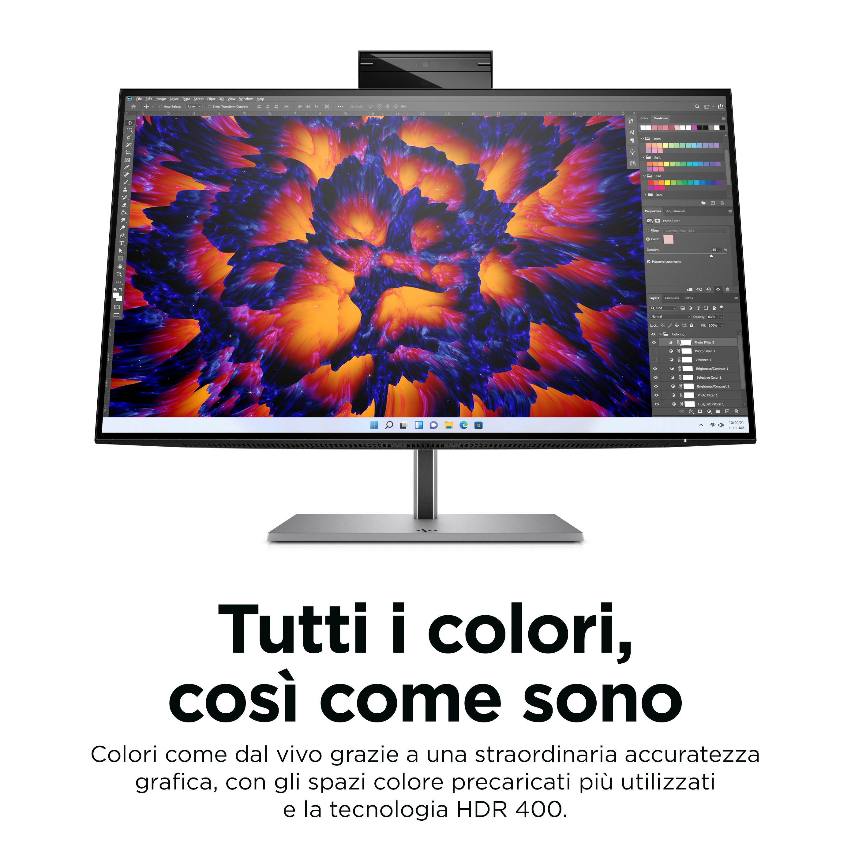 Monitor wyświetlający kolorowy obraz z włoskim tekstem poniżej.