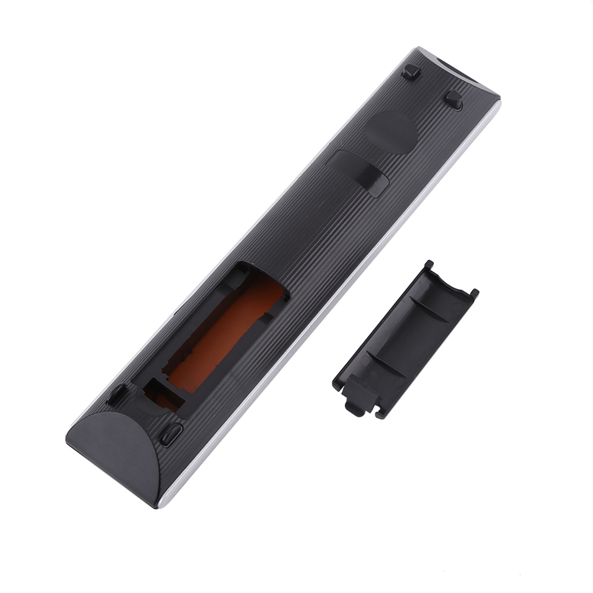 Schwarze Fernbedienung mit geöffnetem Batteriefach. Die Fernbedienung ist rechteckig und hat Knöpfe.