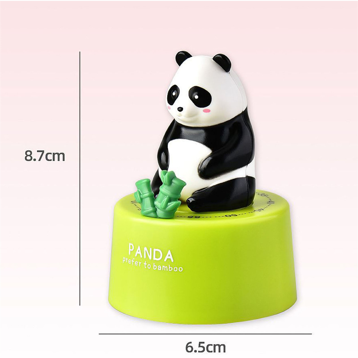 Ein Panda-Timer auf grünem Sockel mit Bambus. Abmessungen: 8,7 cm hoch, 6,5 cm breit.