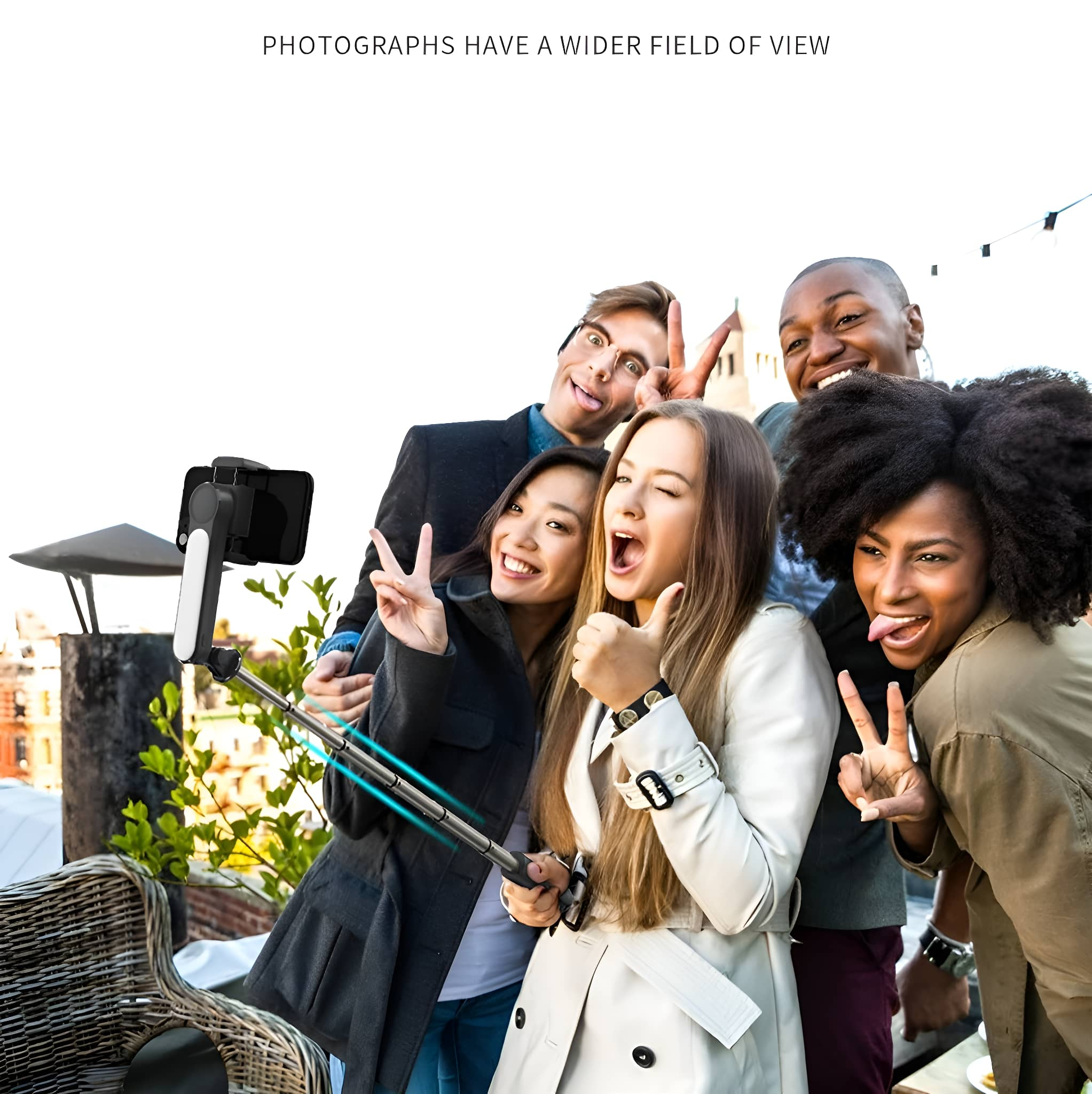 Eine Gruppe von fünf Personen, die ein Selfie mit einem Selfie-Stick machen.