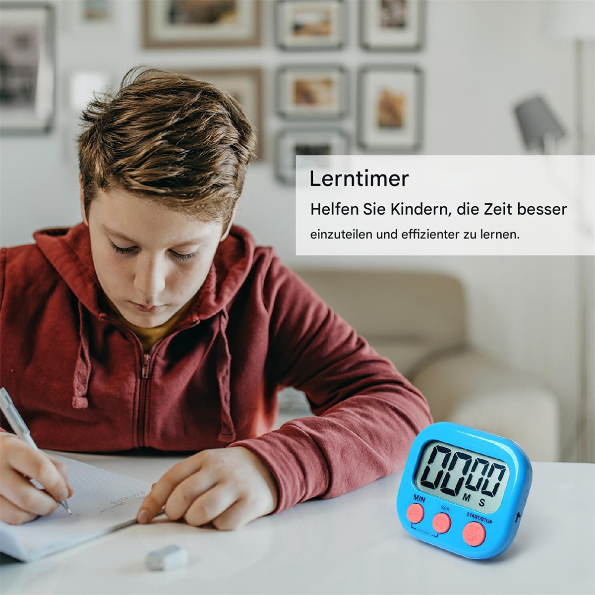 Ein Junge schreibt mit Stift, ein blauer Timer auf dem Tisch, Text über das Lernen.