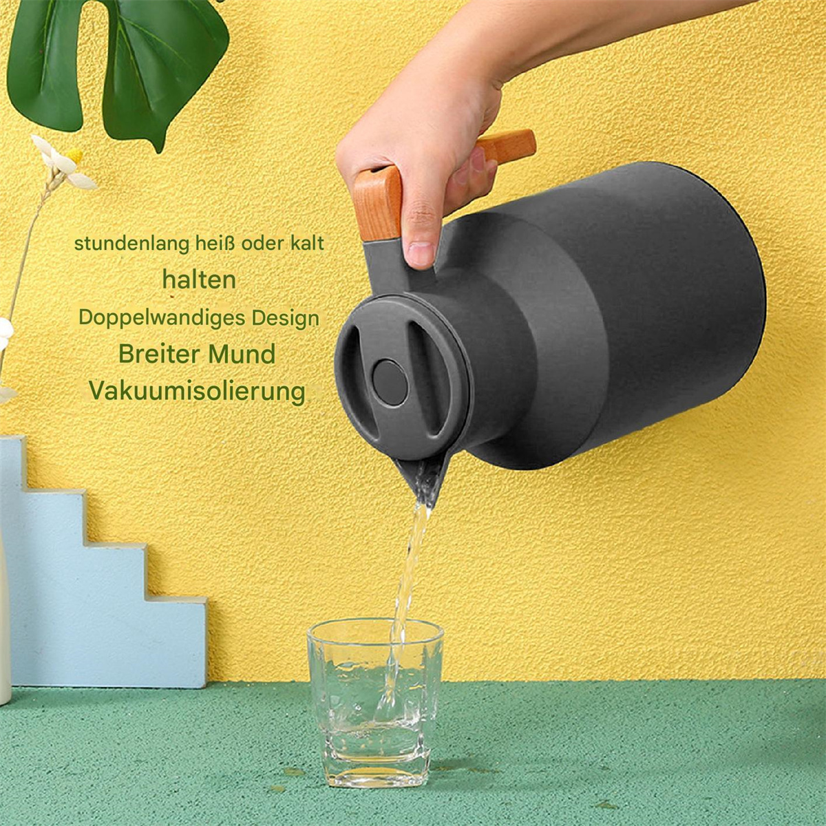 Schwarze Thermoskanne gießt Wasser in ein Glas. Gelber Wandhintergrund.