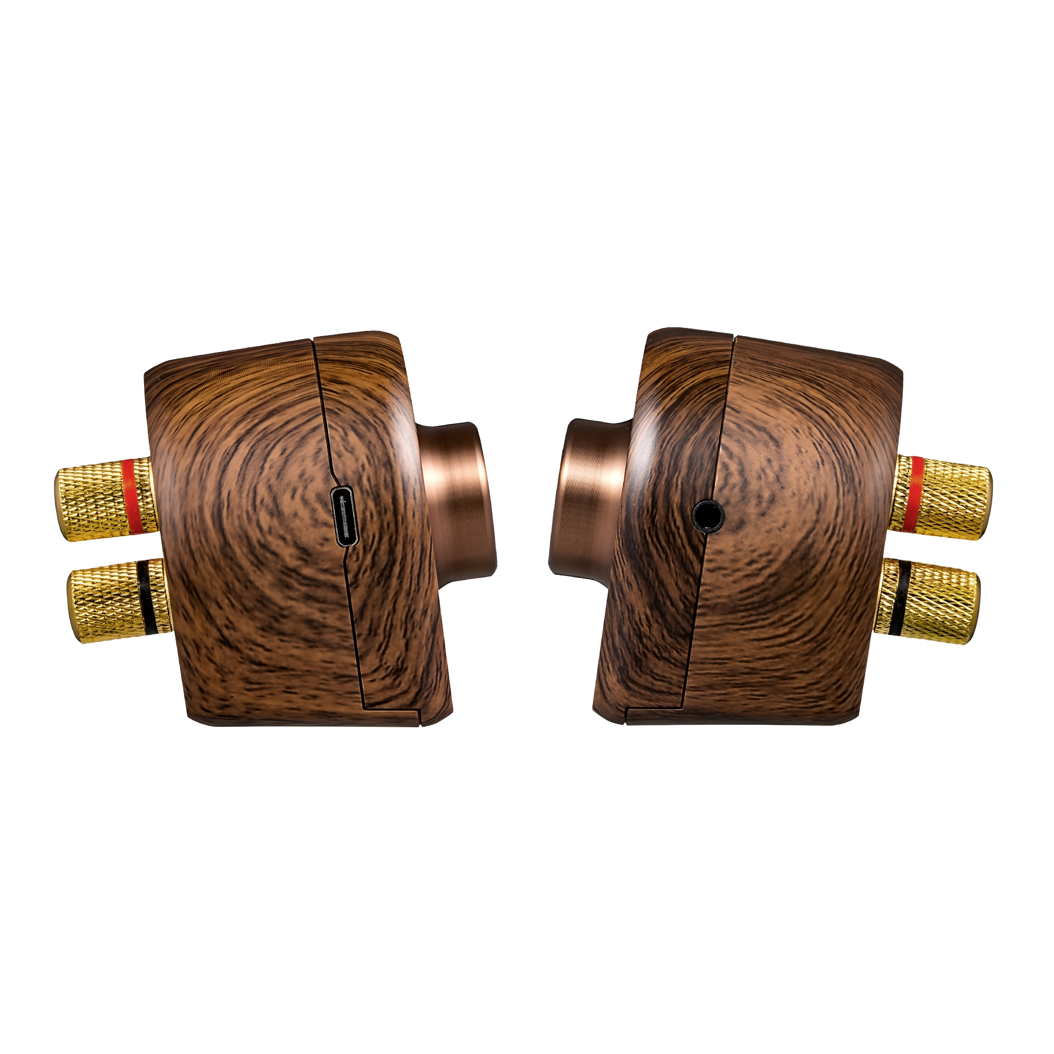 Zwei Audioadapter mit Holzmaserung und goldenen Anschlüssen auf weißem Hintergrund.