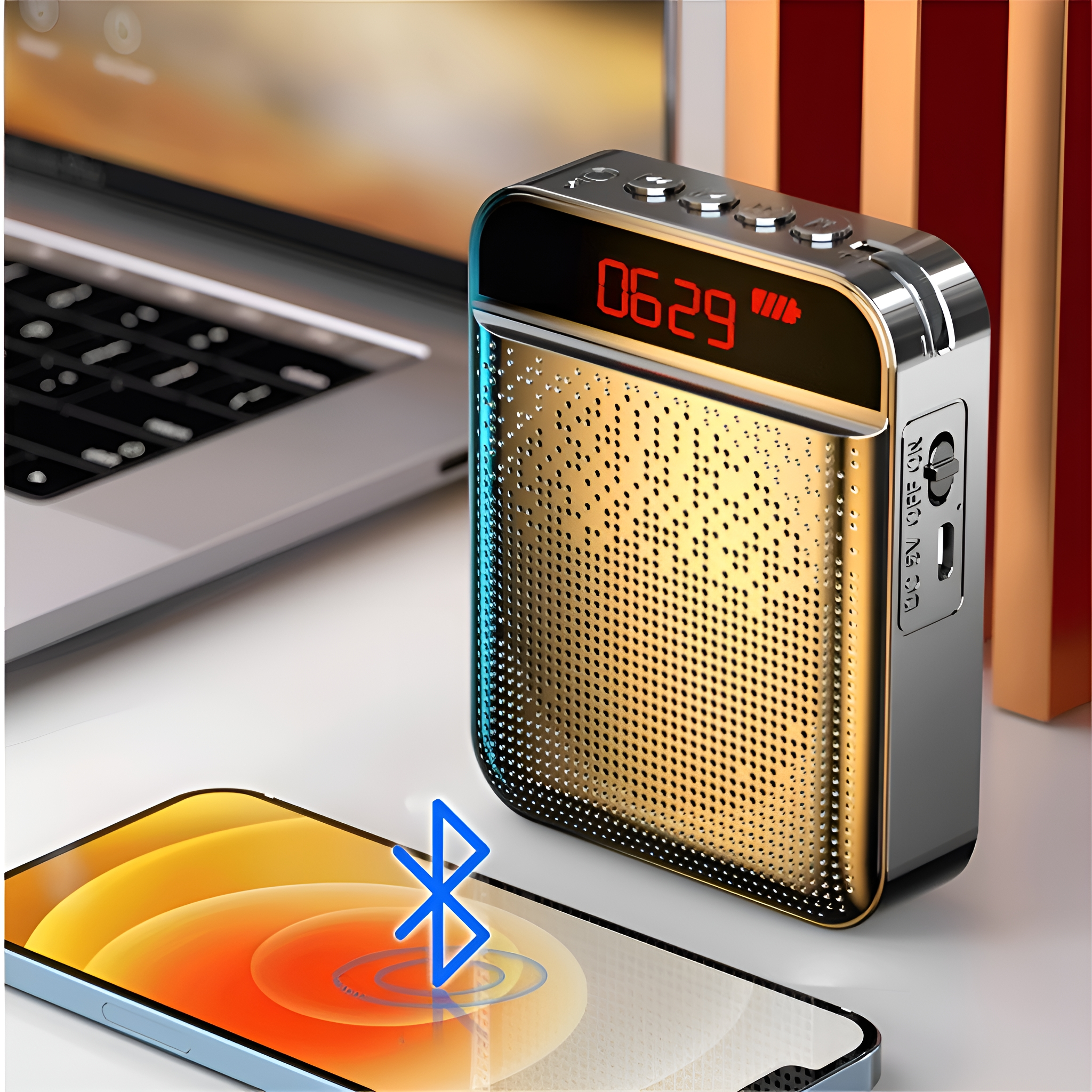 Kleiner gold-schwarzer Lautsprecher mit Zeitanzeige. Bluetooth-Symbol leuchtet.