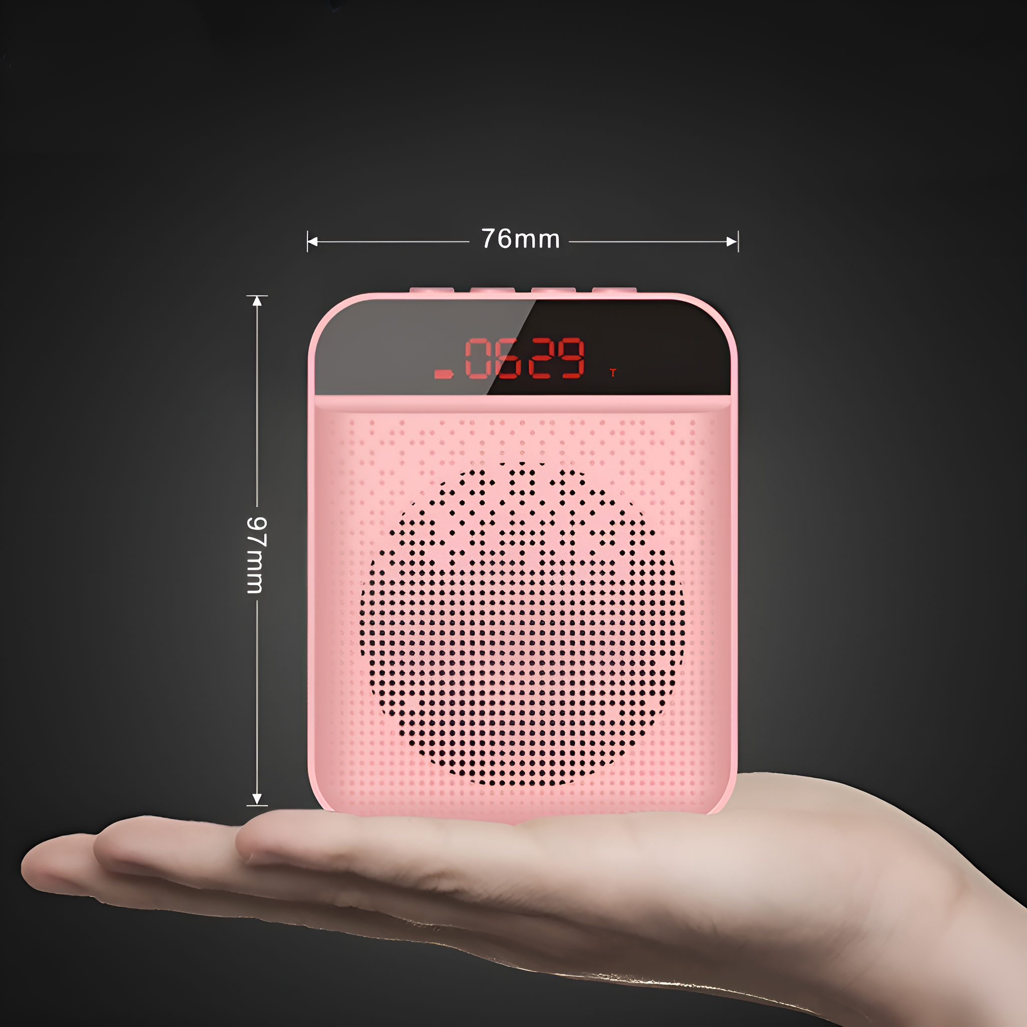 Ein rosa Lautsprecher, der in einer Hand gehalten wird, mit Abmessungen und Digitalanzeige.