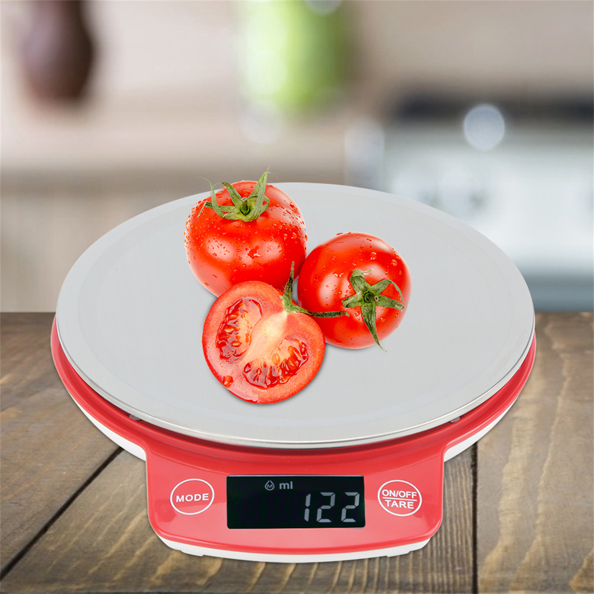 Drei Tomaten, eine aufgeschnitten, auf einer rot-weißen Küchenwaage mit Digitalanzeige.