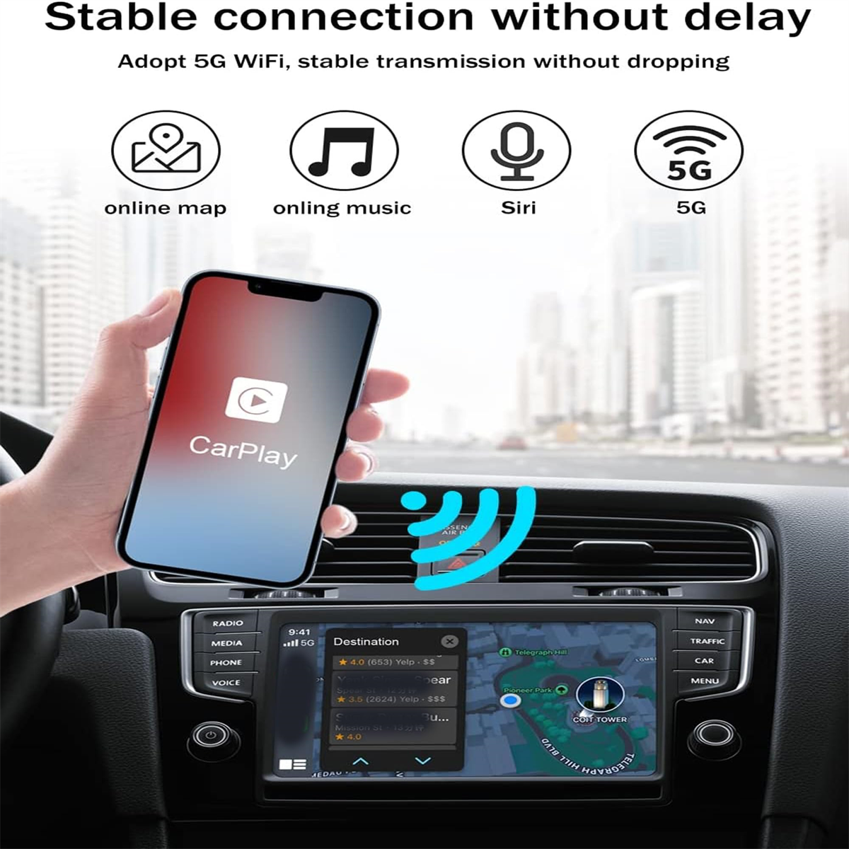 Hand h ält Telefon mit CarPlay auf Armaturenbrett. Symbole: Karte, Musik, Siri, 5G.