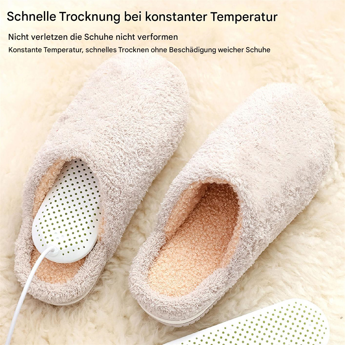 Zwei beige Hausschuhe mit Trocknungseinsätzen liegen auf flauschigem, weißem Material.