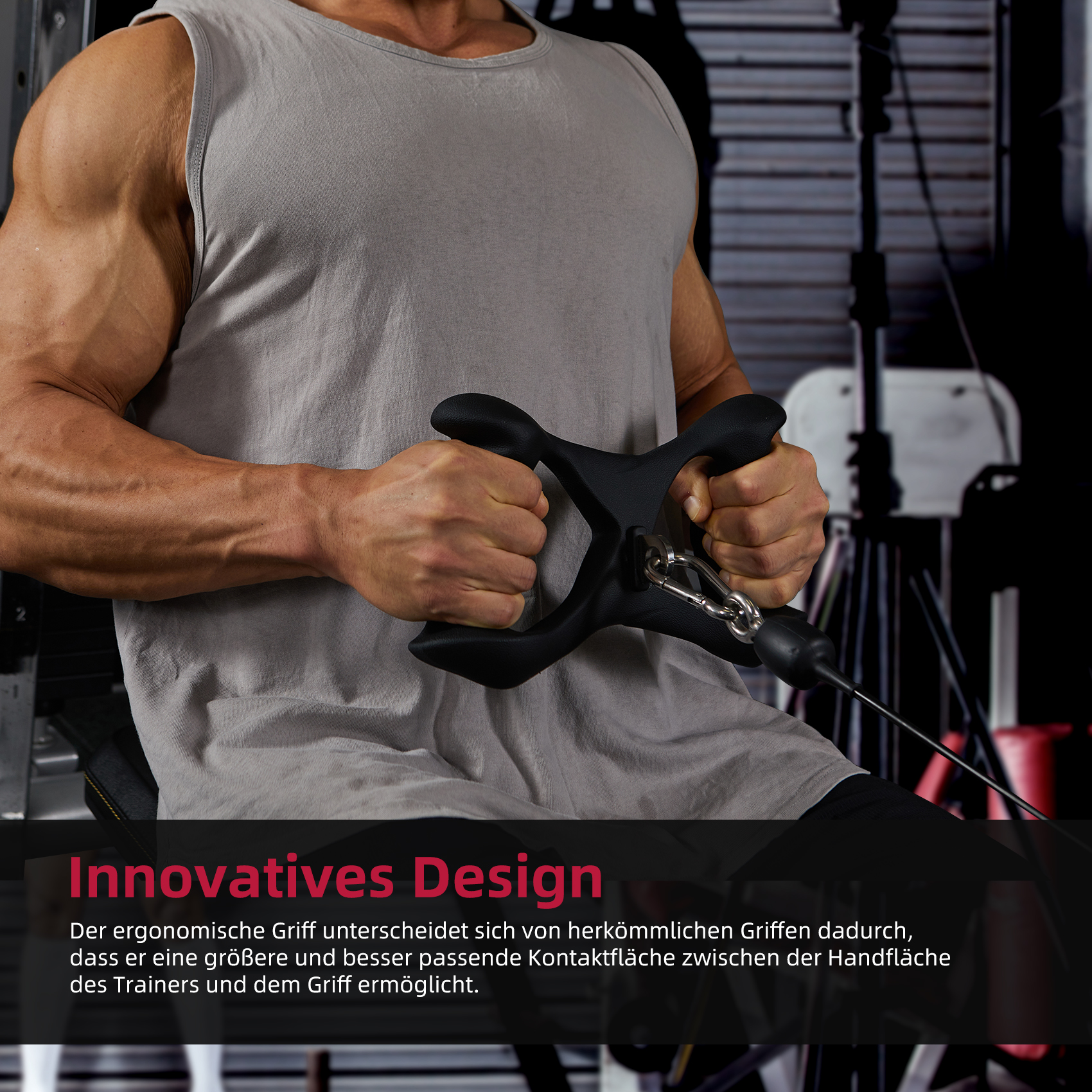Ein Mann benutzt eine schwarze Gymnastikmaschine mit einer Pull-Down-Stange, drinnen, in einem Fitnessstudio.