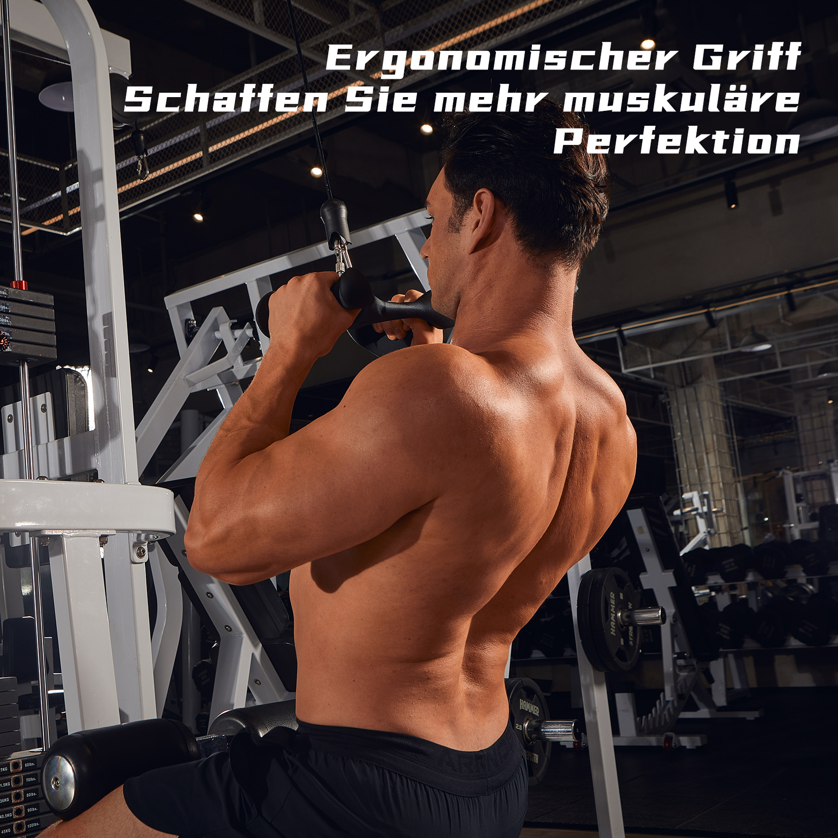 Mann macht Rückentraining im Fitnessstudio. Text über dem Bild ermutigt zu mehr Muskelperfektion.