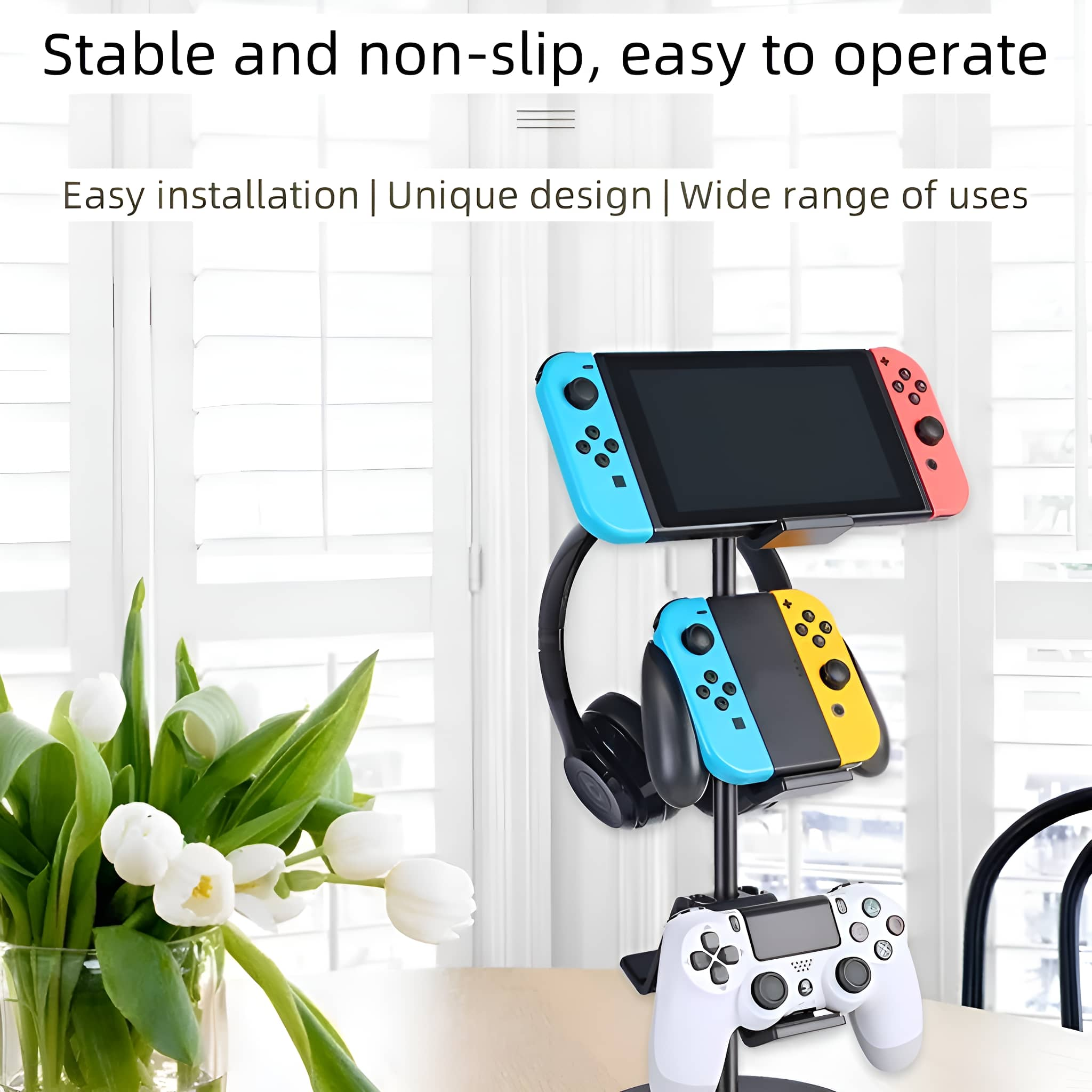 Gaming-Zubehörständer mit Switch, Controllern und Headset auf einem Tisch in der Nähe von Blumen.