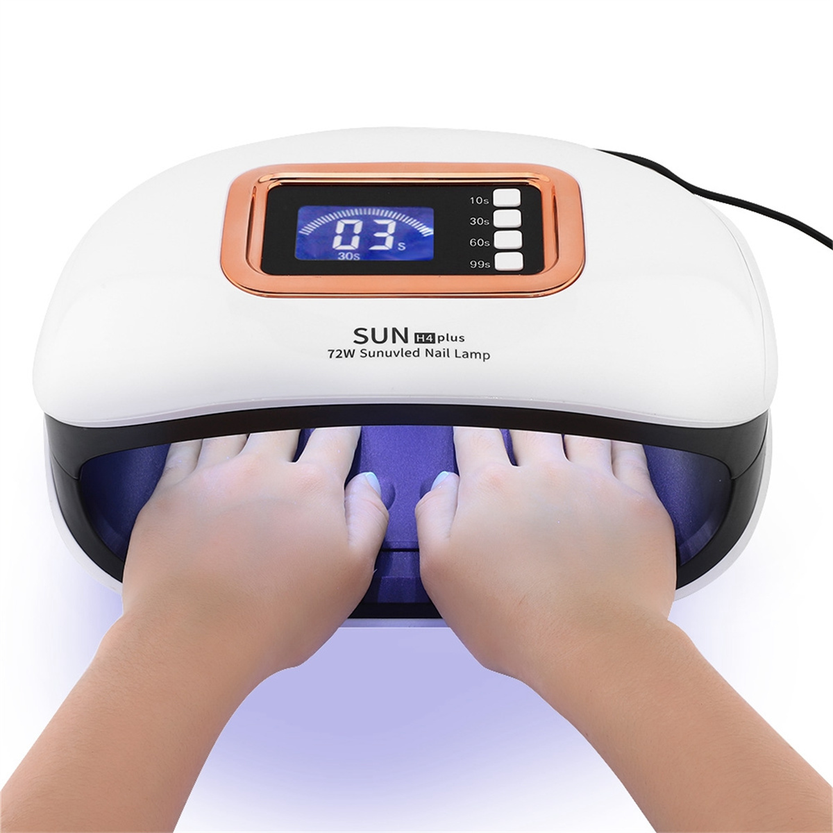 Hände in einer Nagellampe mit digitalem Timer. Die Lampe ist weiß mit goldfarbenem Rand und blauem Licht.