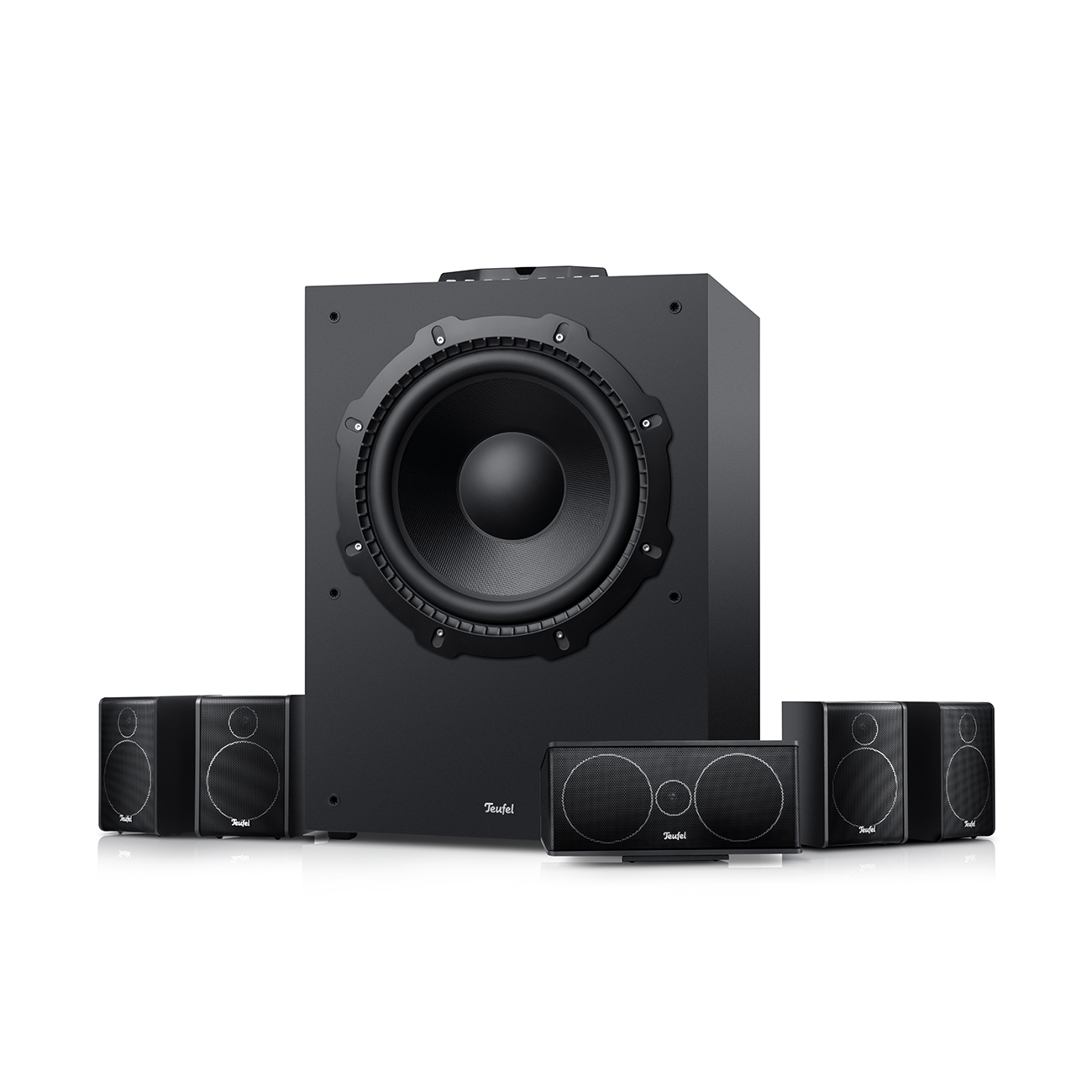 Schwarzes Heimkino-Lautsprechersystem. Ein großer Subwoofer steht im Mittelpunkt, mit 5 Satellitenlautsprechern. Weißer Hintergrund.