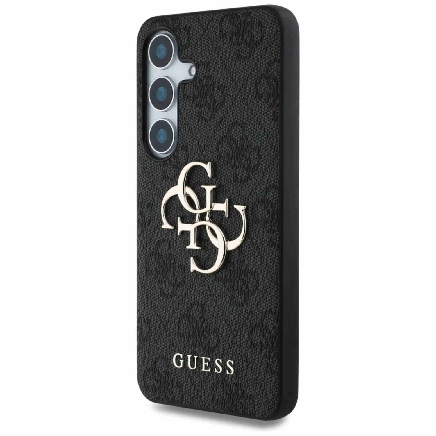 Una custodia per telefono Guess nera con logo in rilievo e tre obiettivi della fotocamera. Su sfondo bianco.