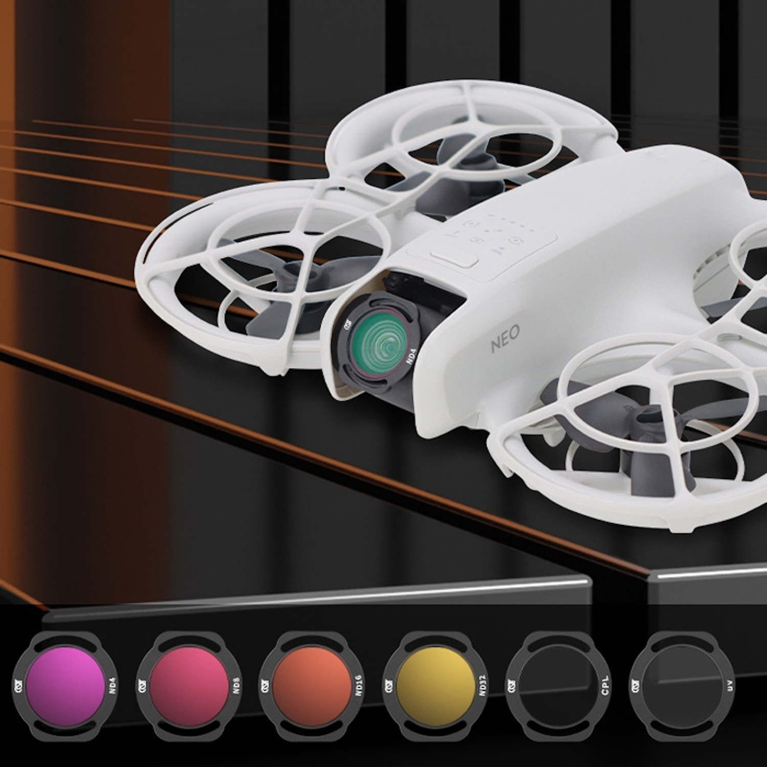 Un drone bianco con anelli protettivi, una fotocamera e una serie di filtri su una superficie riflettente.
