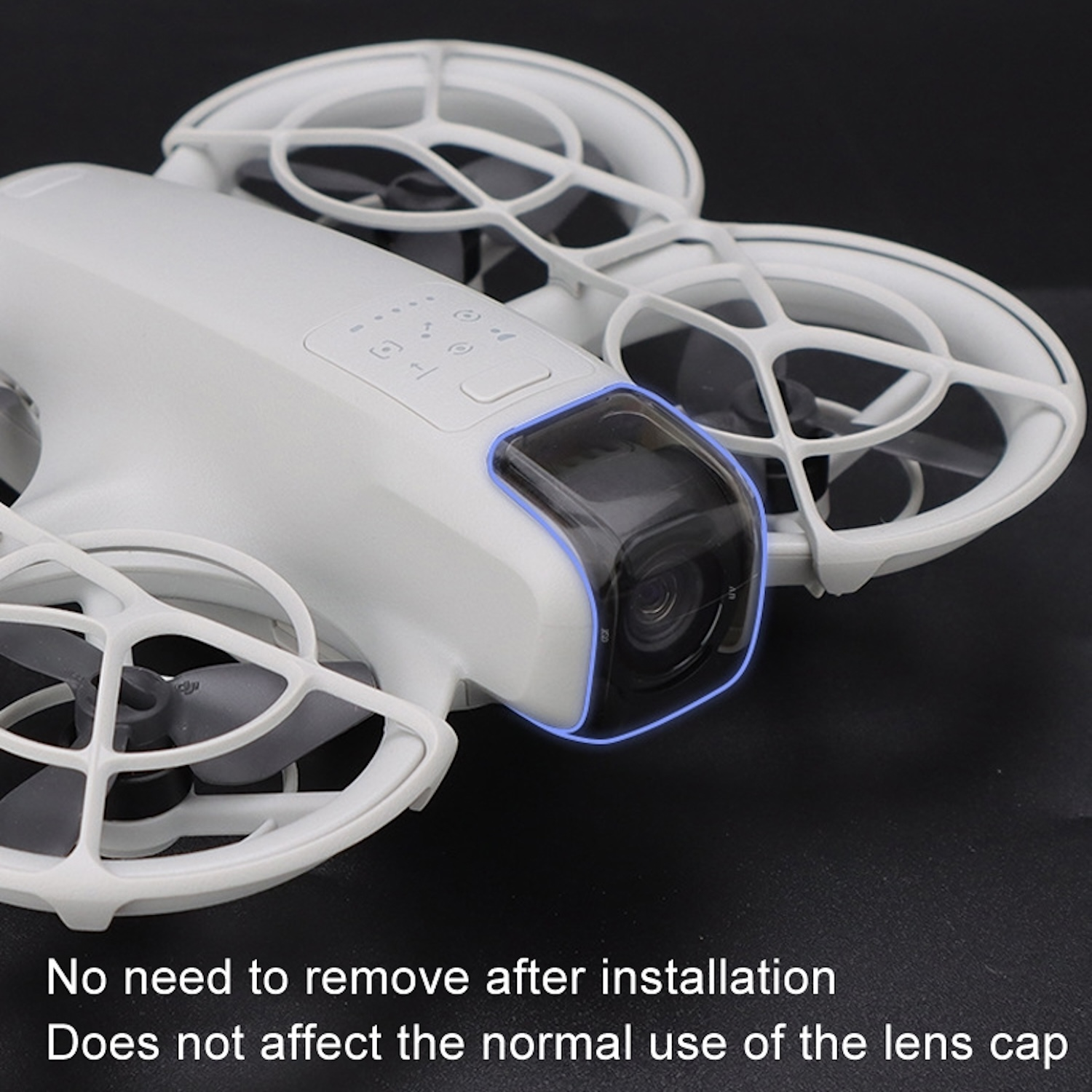 Drone bianco con una telecamera. Il testo dice: Non è necessario rimuovere dopo l'installazione.