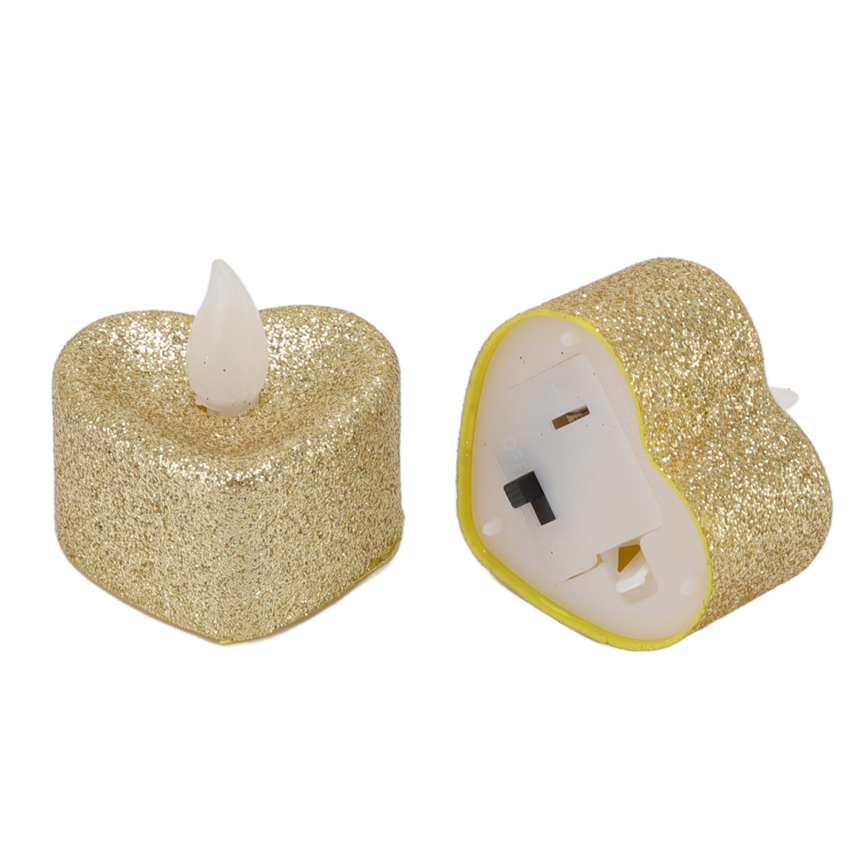 Zwei herzförmige Kerzen mit goldenem Glitzer auf weißem Hintergrund.