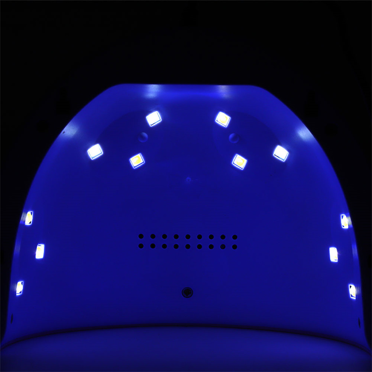 UV-Nagellampe mit vielen LEDs. Die Innenseite ist blau und beleuchtet.