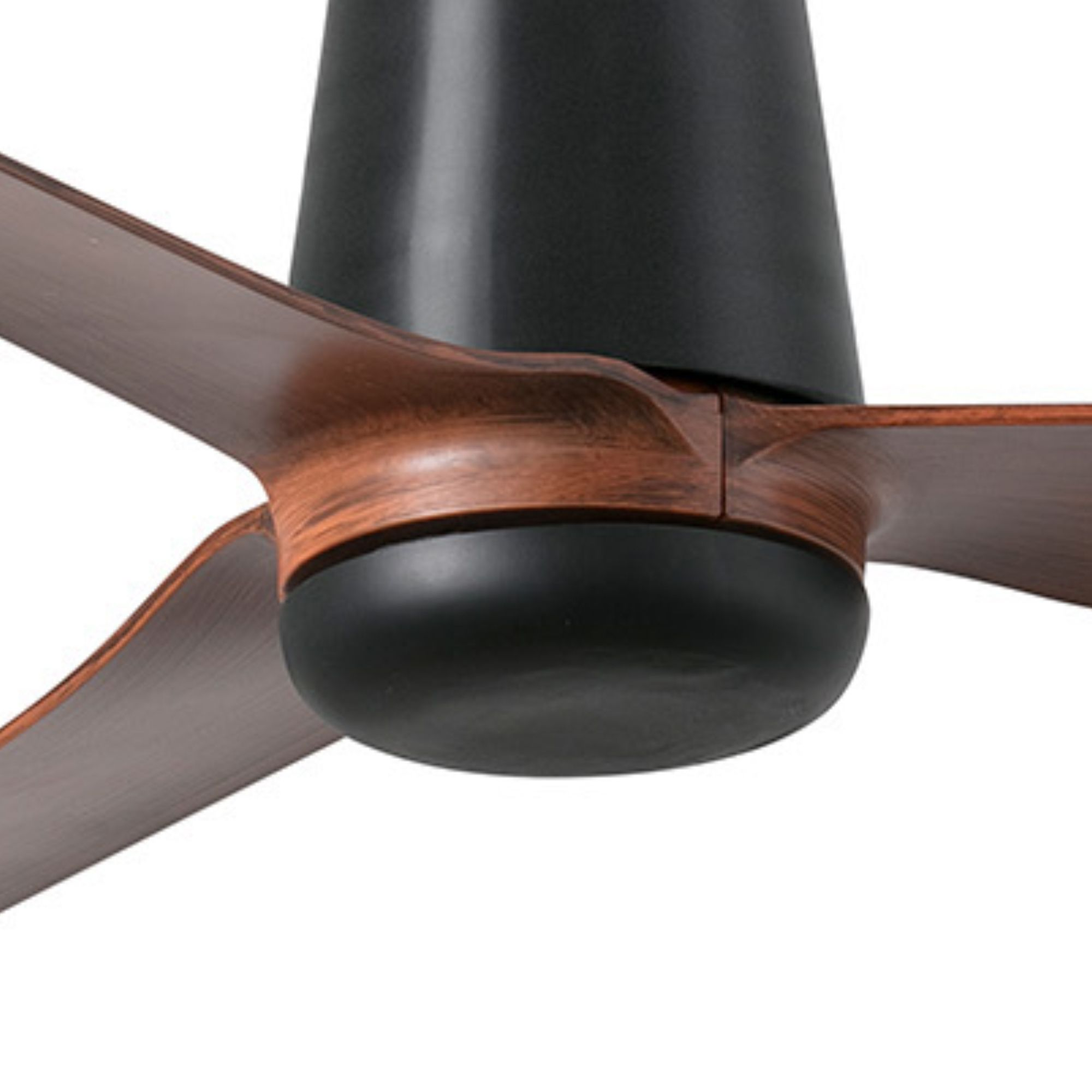 Nahaufnahme eines Deckenventilator-Motors mit drei braunen Flügeln.