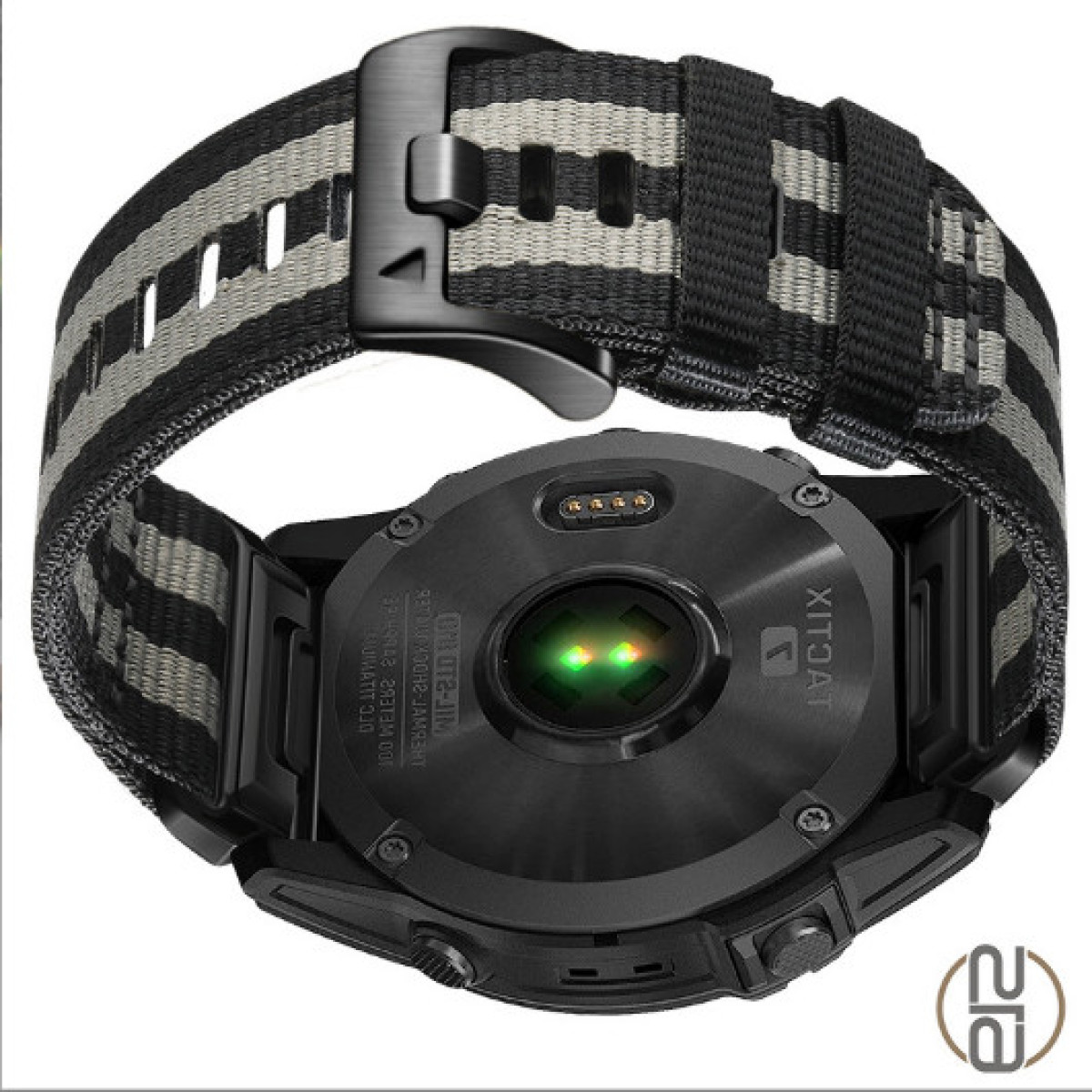 Eine schwarze Smartwatch mit einem gestreiften grau-schwarzen Armband. Ein grünes Licht ist zu sehen.