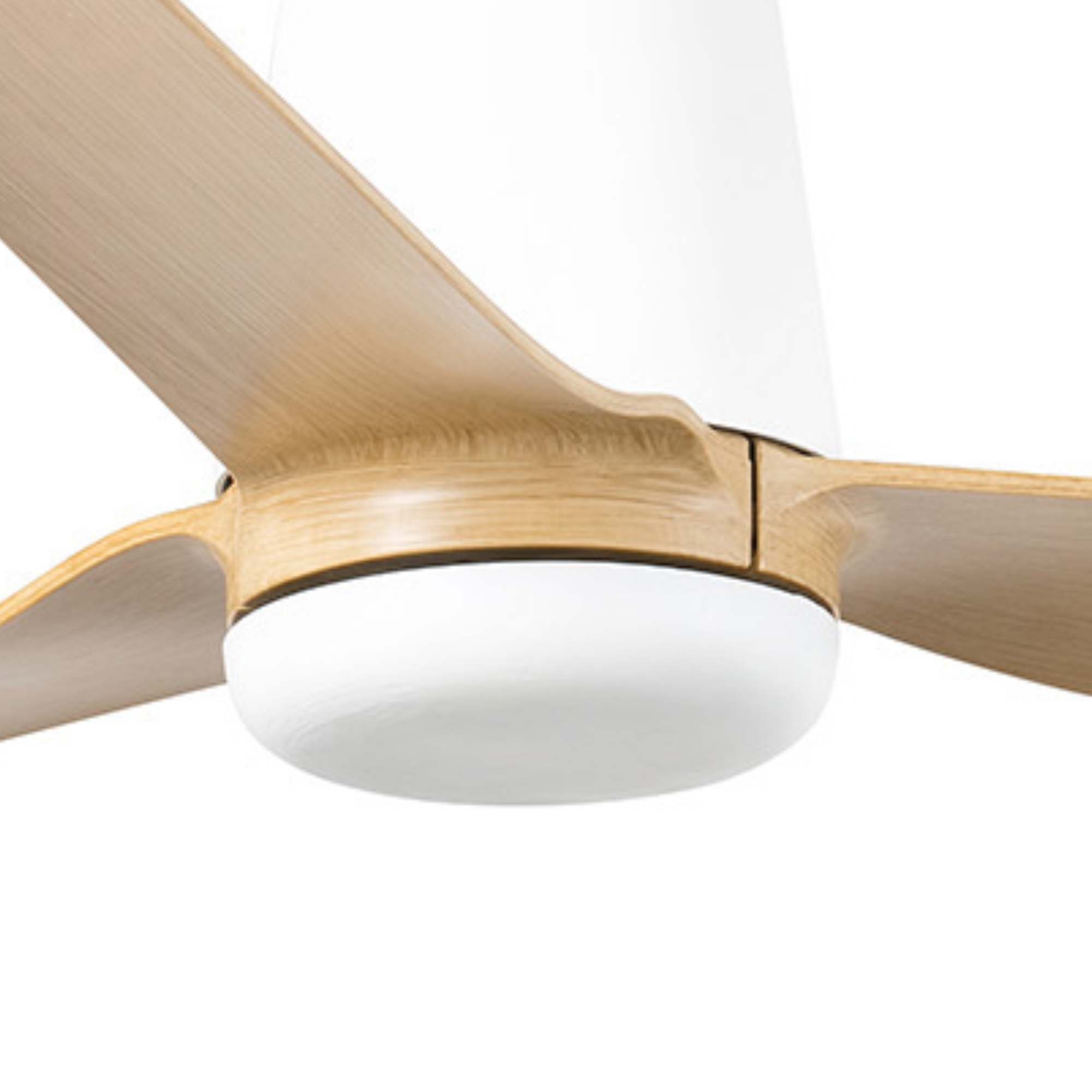 Weißer und holzfarbener Deckenventilator mit drei Flügeln. Das Licht ist weiß und unten.