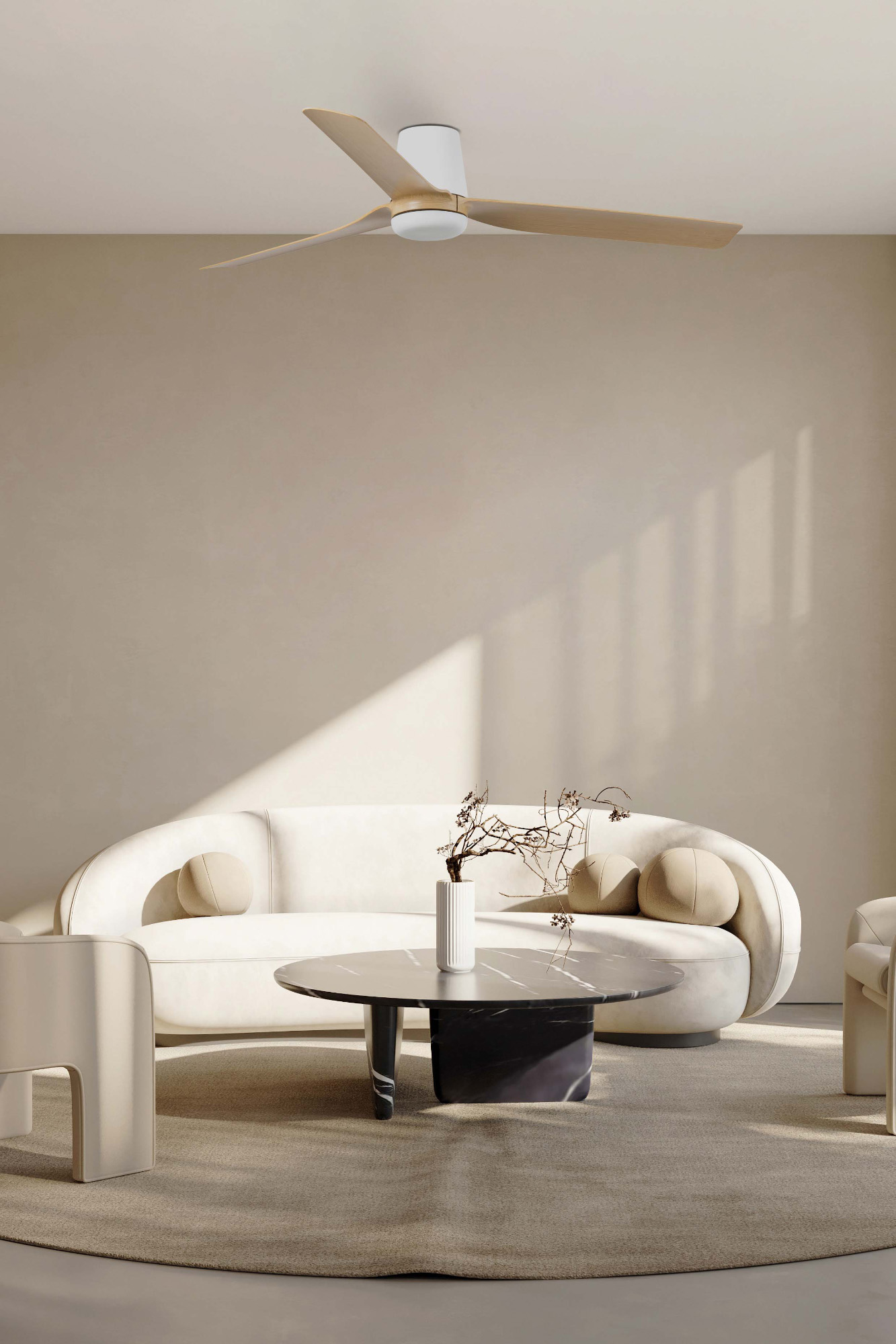 Ein Wohnzimmer mit beigem Sofa, Tisch und Deckenventilator.