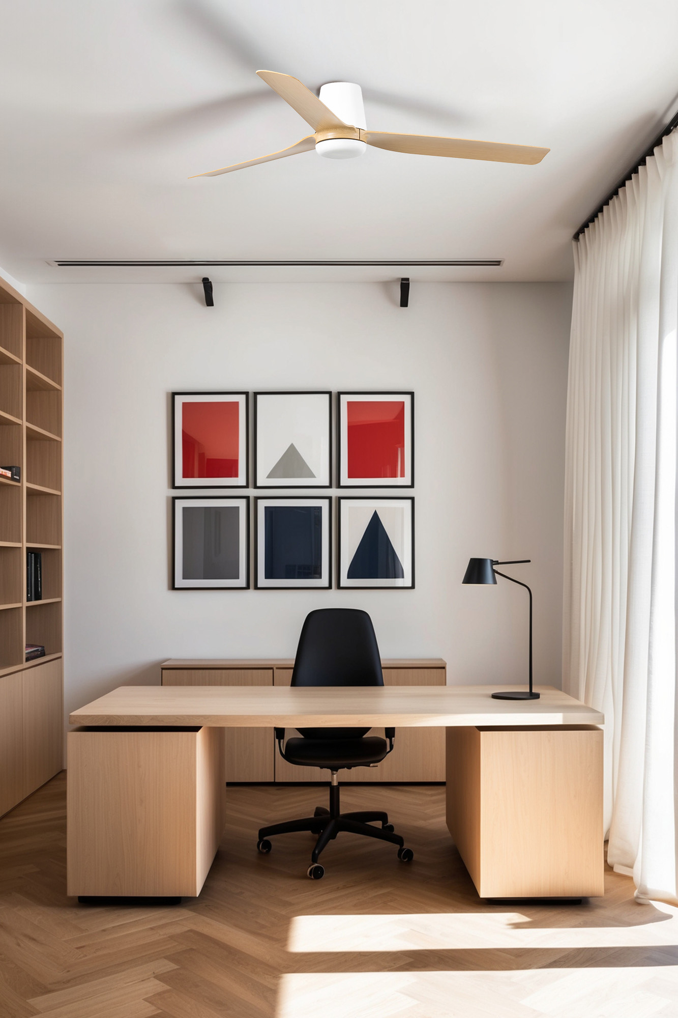 Modernes Büro mit Schreibtisch, Stuhl, Kunst und Deckenventilator.