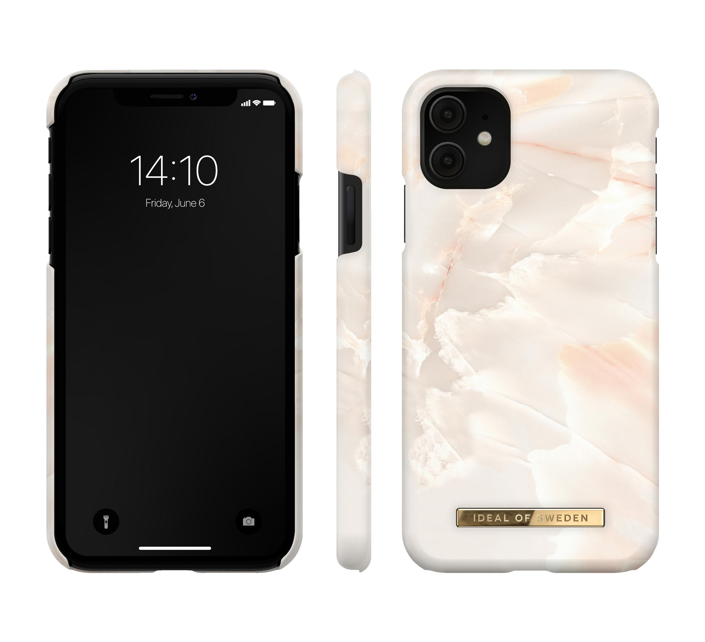 Ein iPhone mit marmoriertem Gehäuse, aus drei Blickwinkeln betrachtet, weißer Hintergrund.