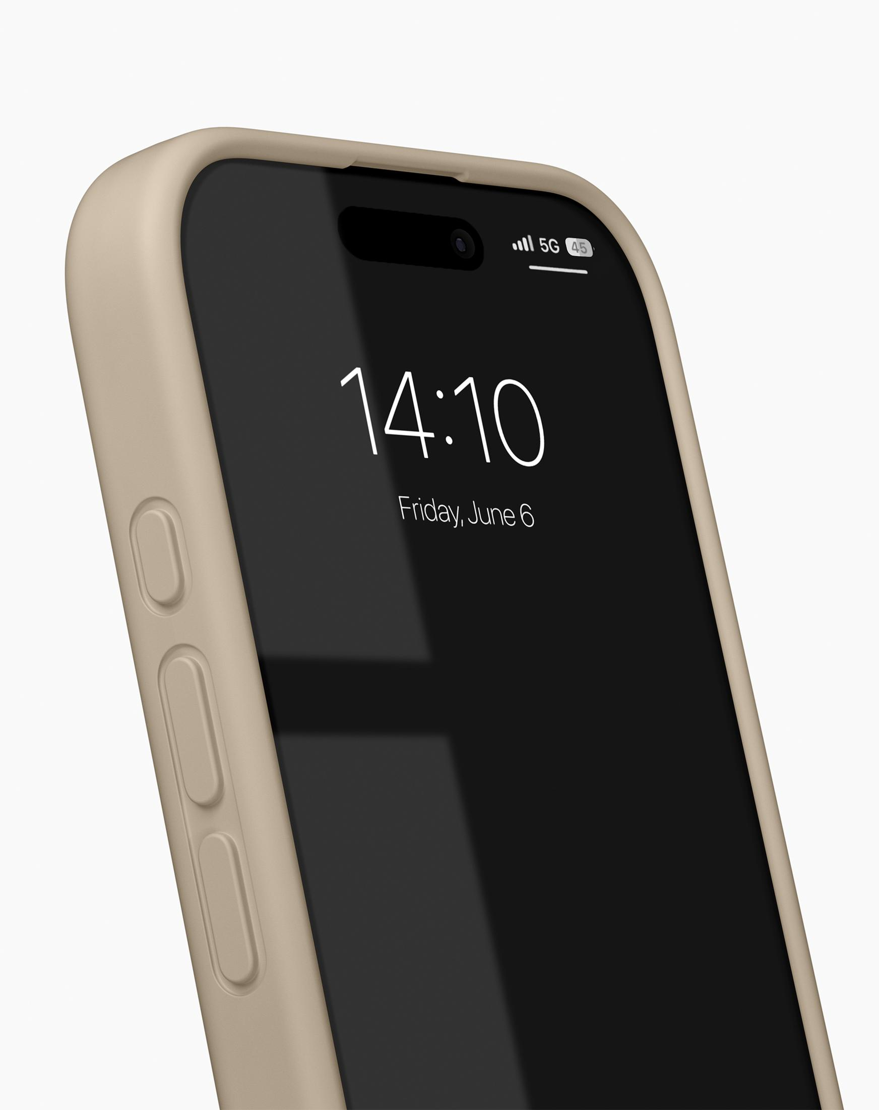 Nahaufnahme eines Smartphones mit Uhrzeit und Datum in einer beigen Hülle.