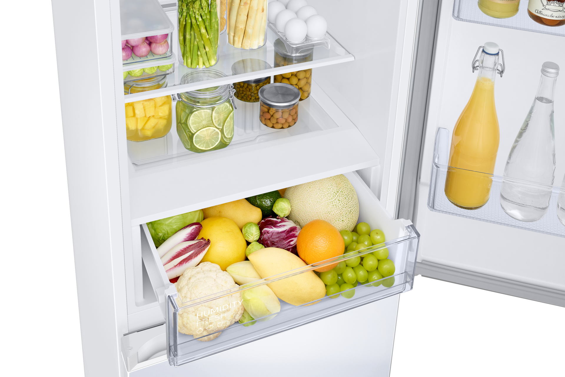 Kühlschrankinnenraum mit Schubladen für Obst und Gemüse, Regale mit Gläsern und Flaschen.
