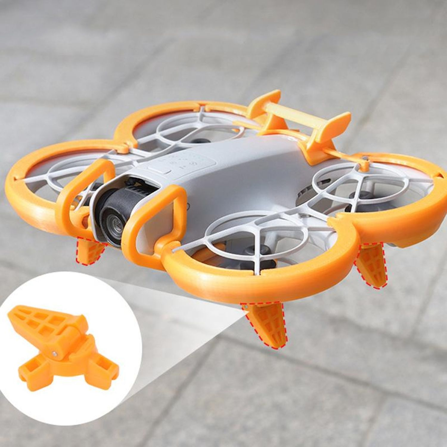 Drone arancione con fotocamera, piccole gambe arancioni a terra.