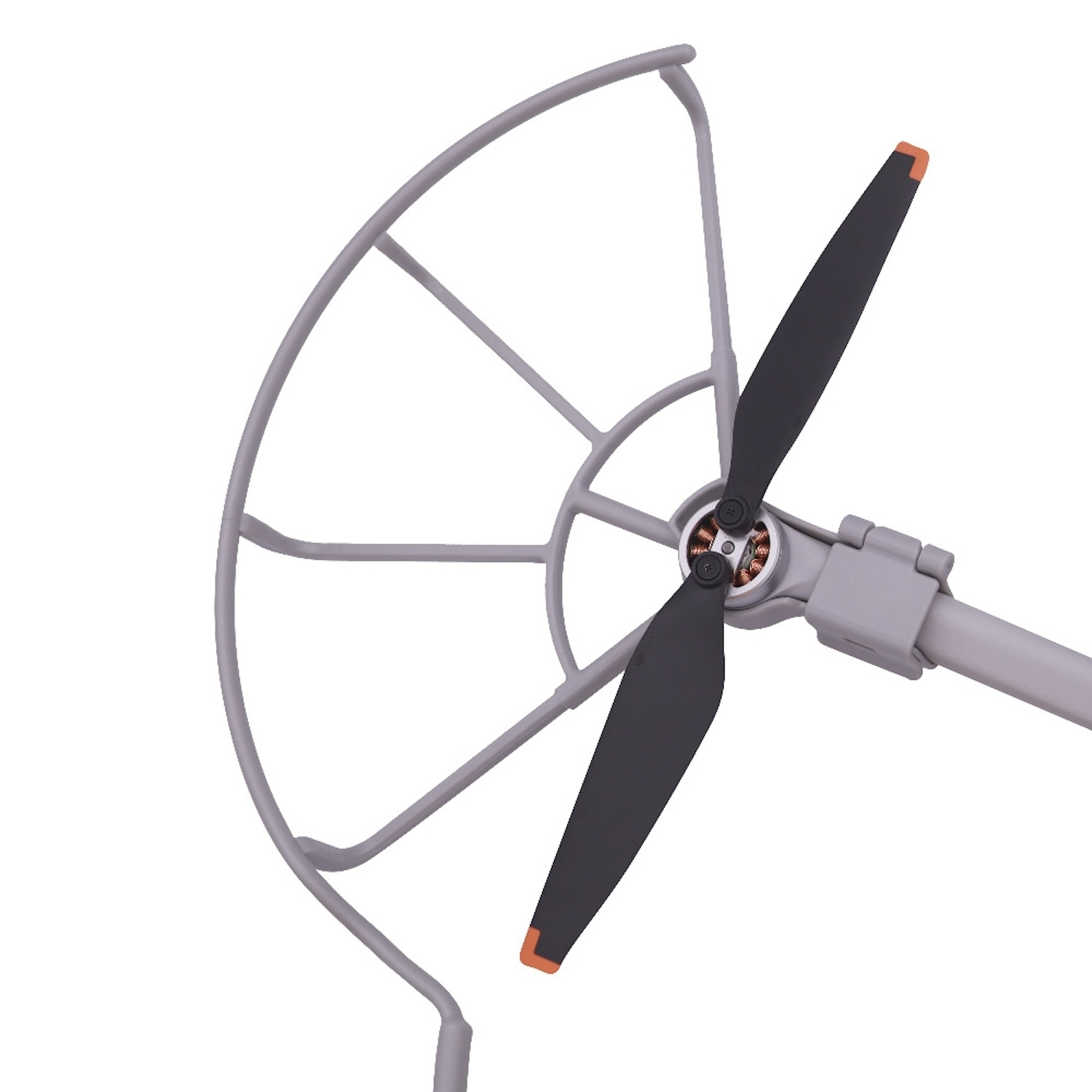 Ein Drohnenpropeller mit grauem Rahmen und schwarzen Blättern, die Spitzen sind orange.