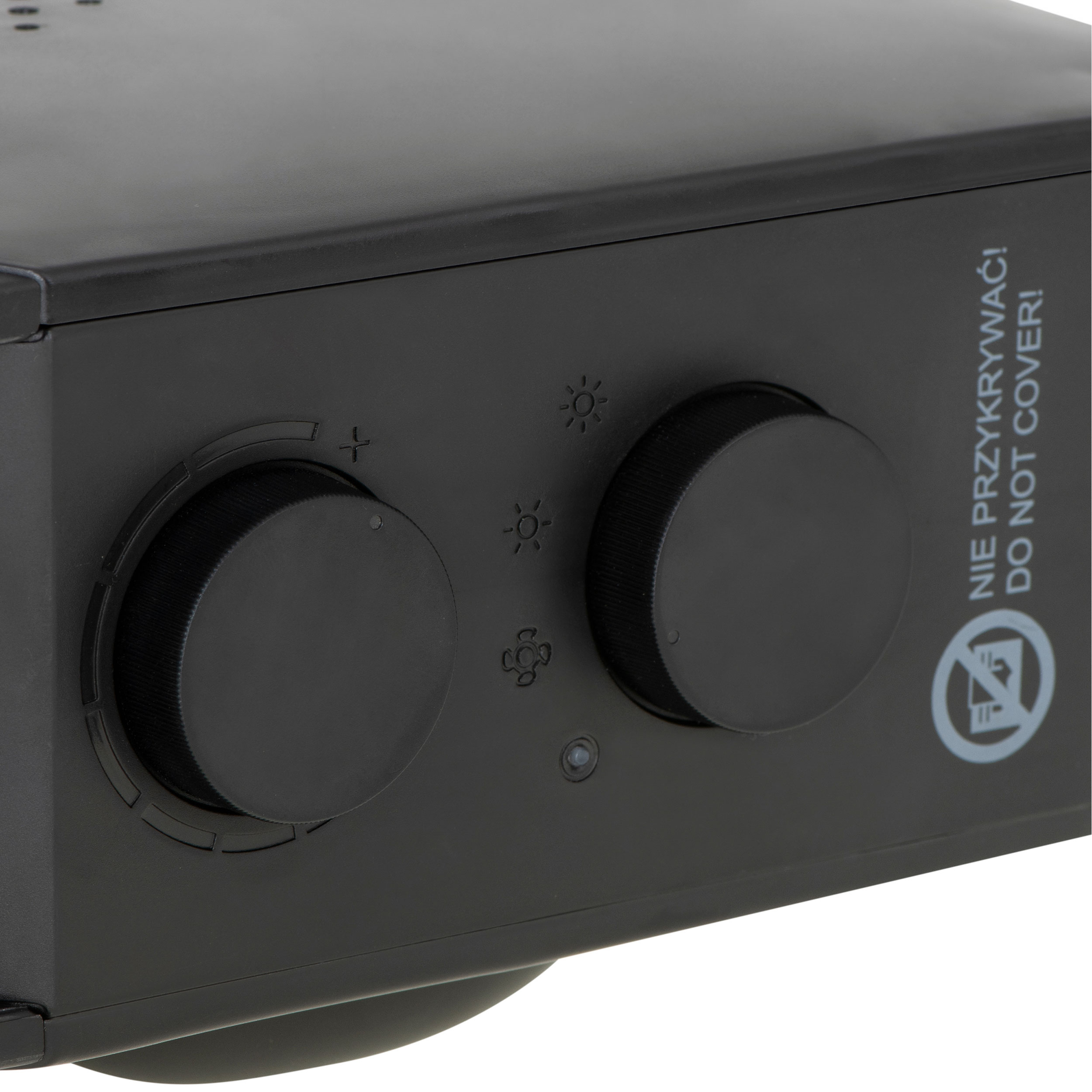 Zbliżenie czarnego urządzenia z trzema czarnymi pokrętłami i tekstem. Urządzenie znajduje się na białym tle.