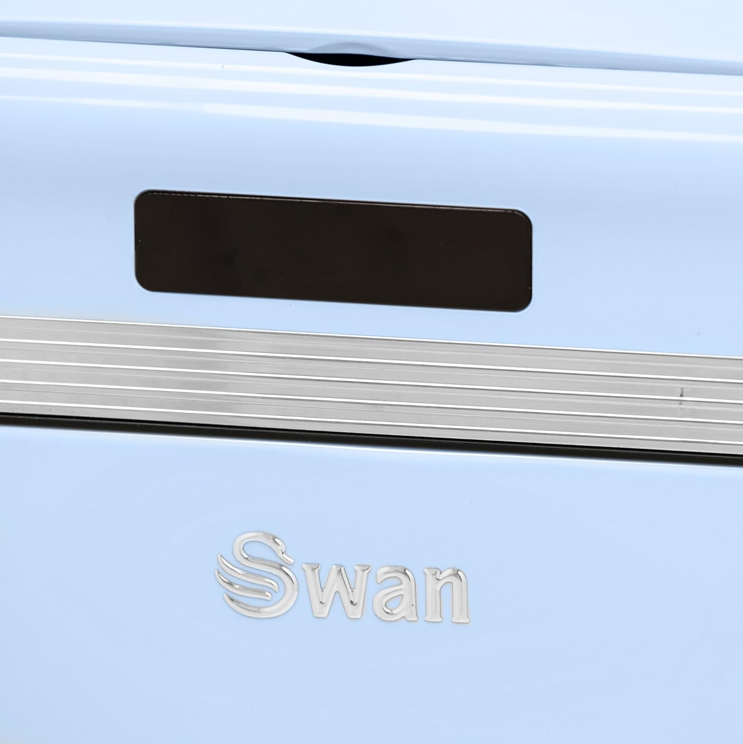 Nahaufnahme eines hellblauen Geräts mit silberner Zierleiste und dem Wort Swan.