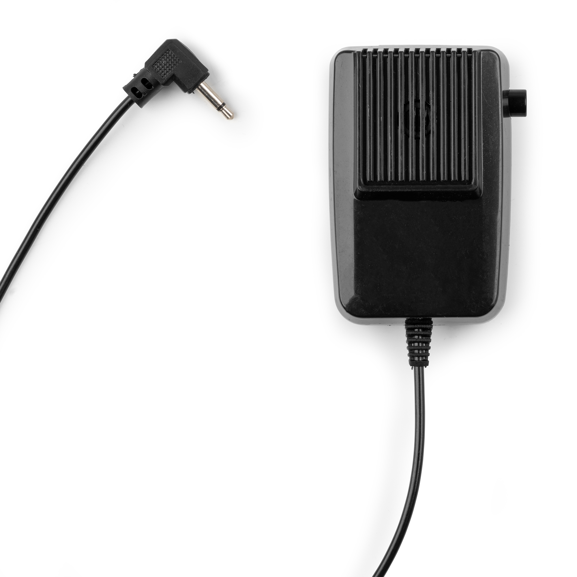 Zwarte microfoon met kabel en stekker, geïsoleerd op witte achtergrond.