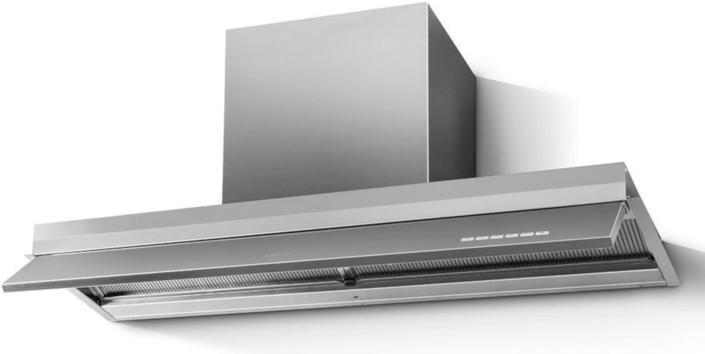 Cappa in acciaio inox dal design piatto, montata su una superficie bianca.