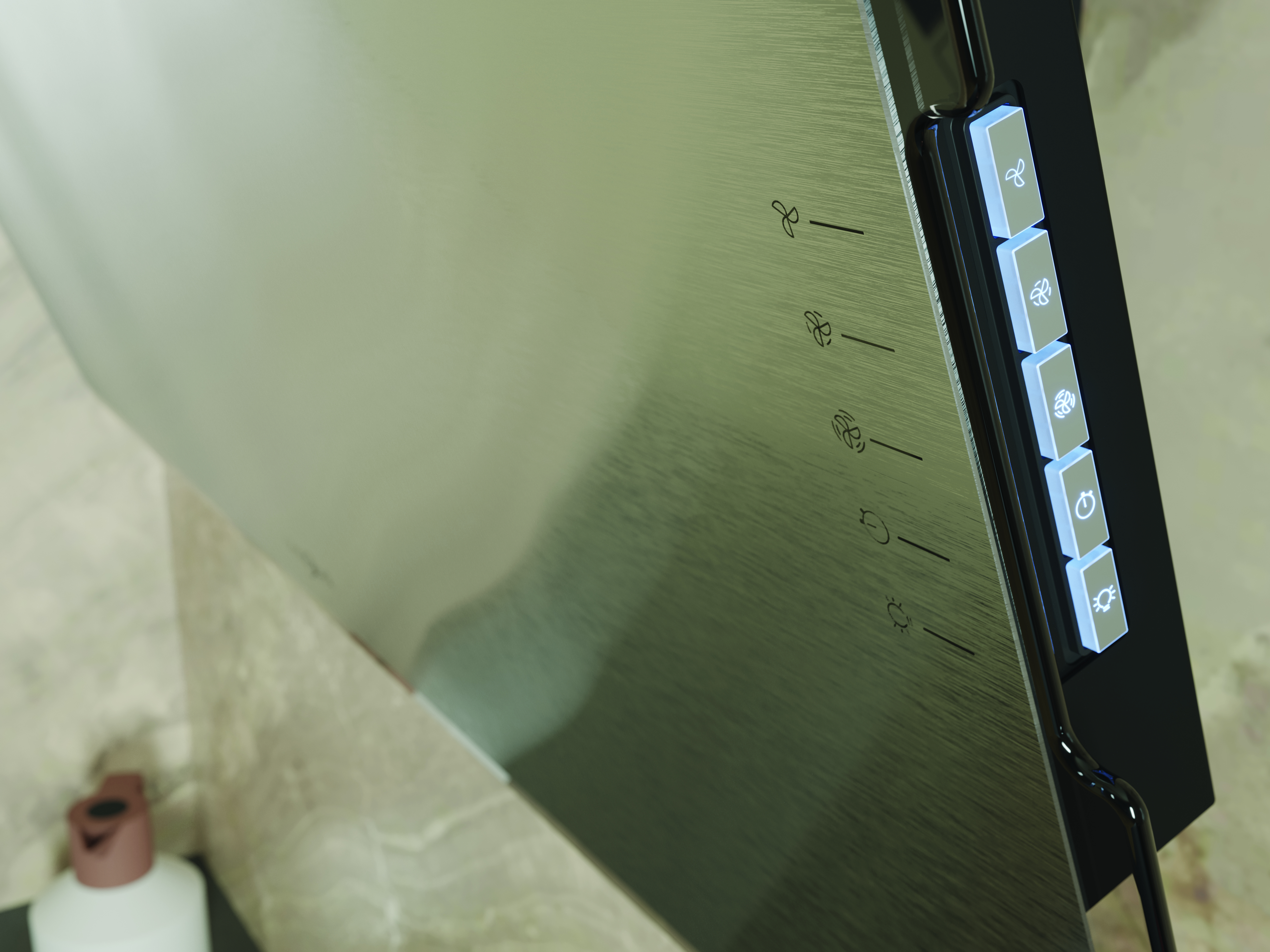 Primo piano dei pulsanti di controllo della cappa. Sono visibili alcune icone di ventola e luce.