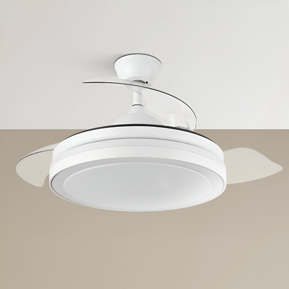 Ventilatore da soffitto bianco con pale trasparenti, soffitto bianco e parete beige.