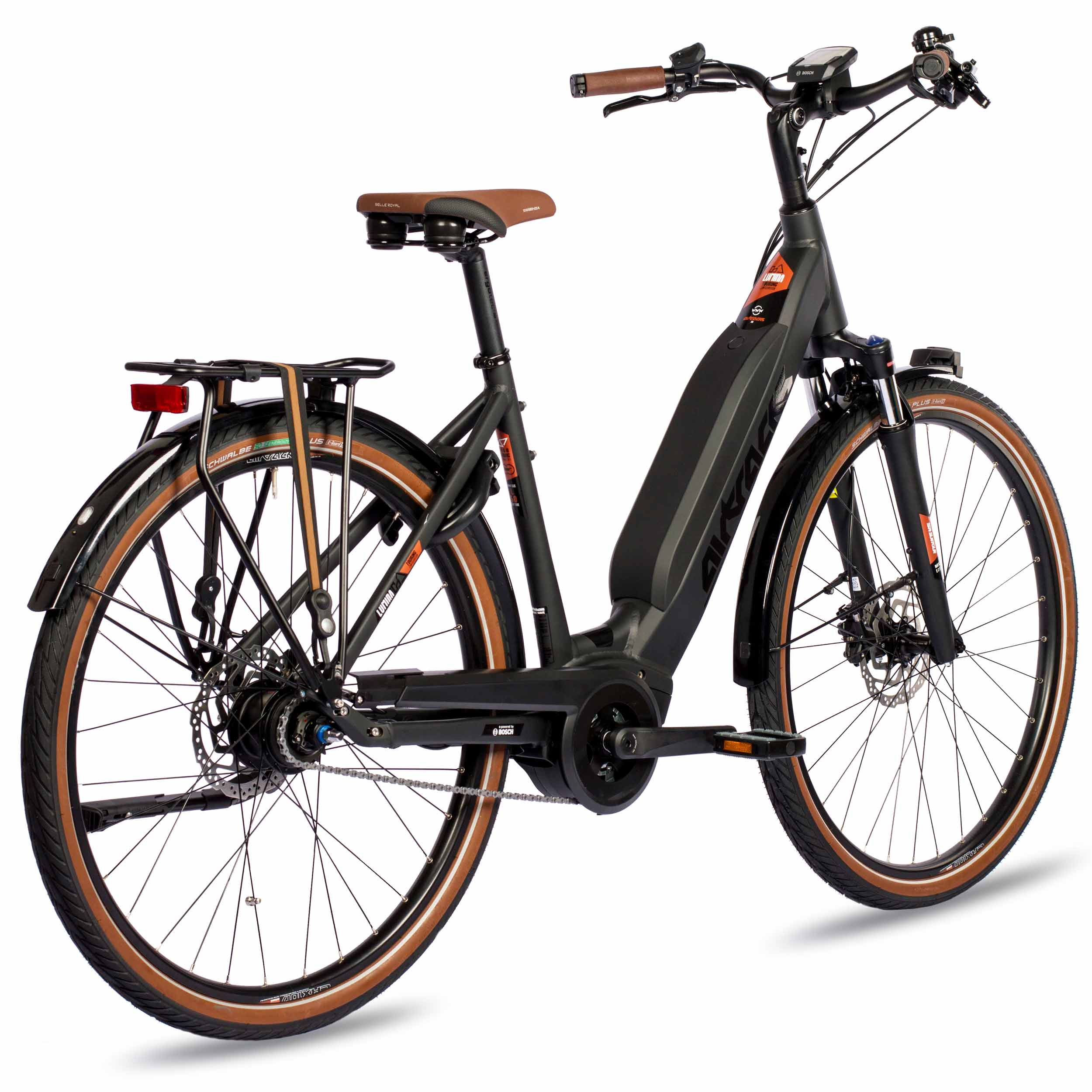 Schwarzes und braunes Elektrofahrrad auf weißem Hintergrund. Es hat einen braunen Sitz und Reifen.