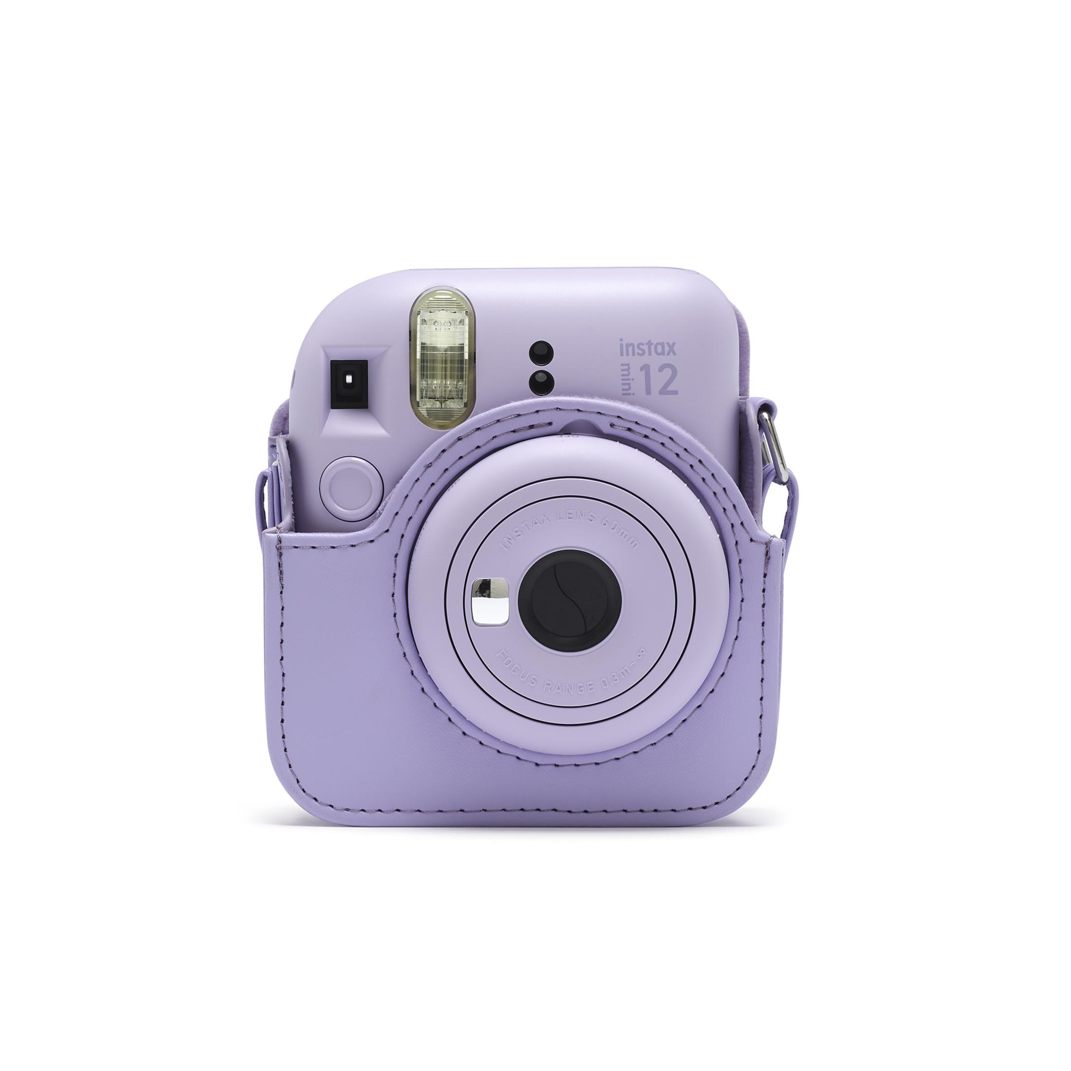Una cámara Instax Mini 12 lila en una funda a juego, sobre un fondo blanco.