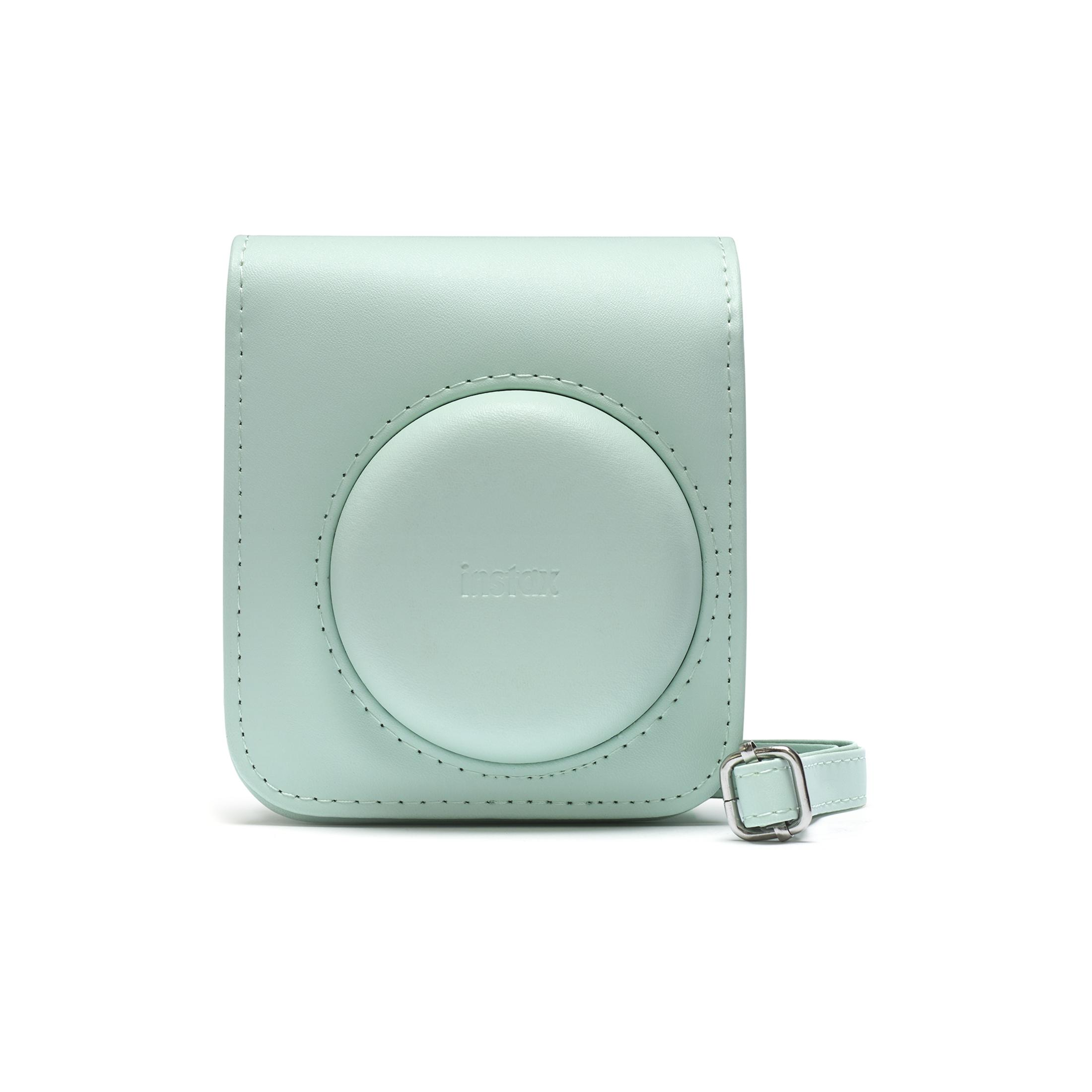 Een mintgroene camerahoes met een cirkelvormige lensopening en een riem. De merknaam staat erop.