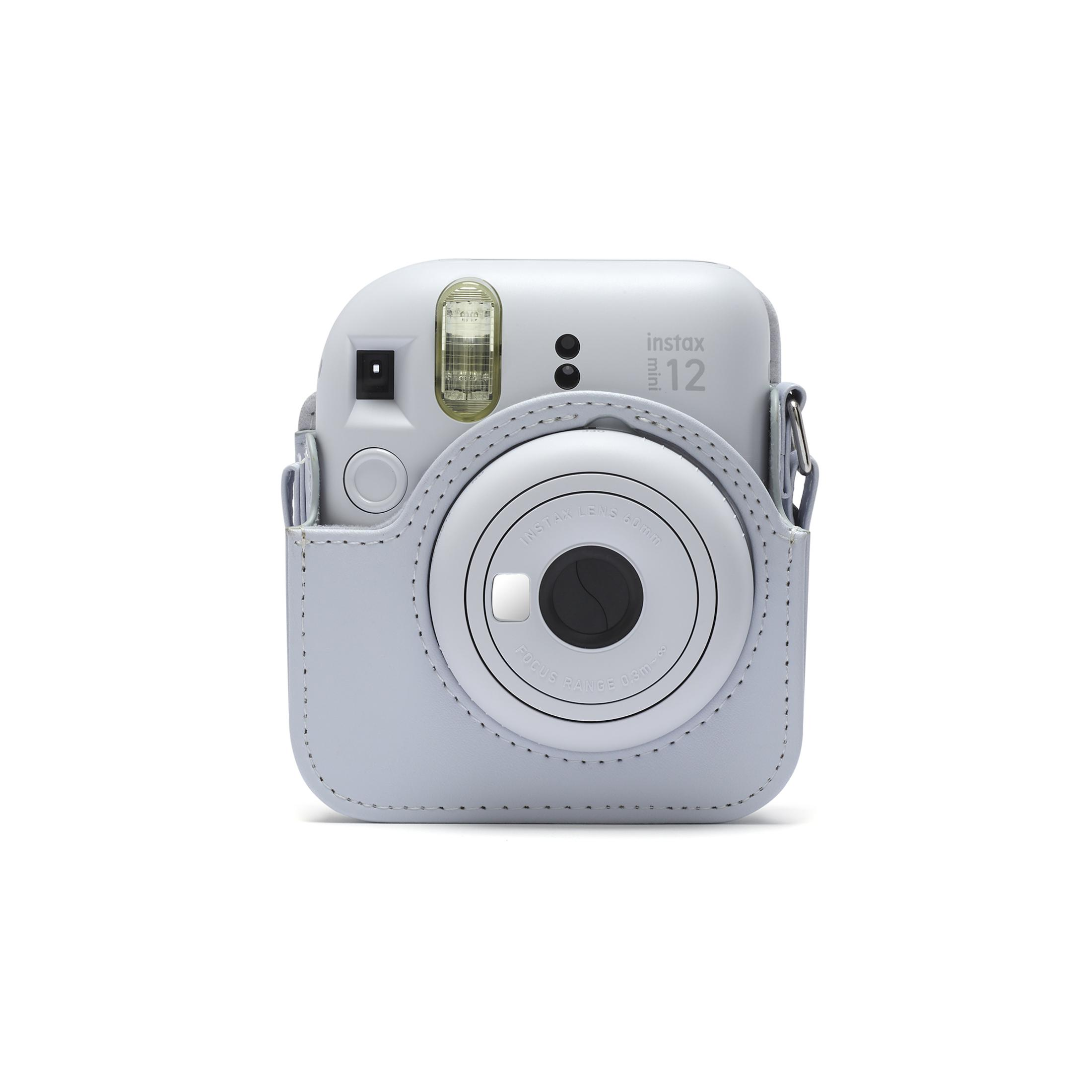 Hellblaue Instax Mini 12 Kamera in passendem Gehäuse. Das Objektiv ist zentriert, der Blitz sichtbar.
