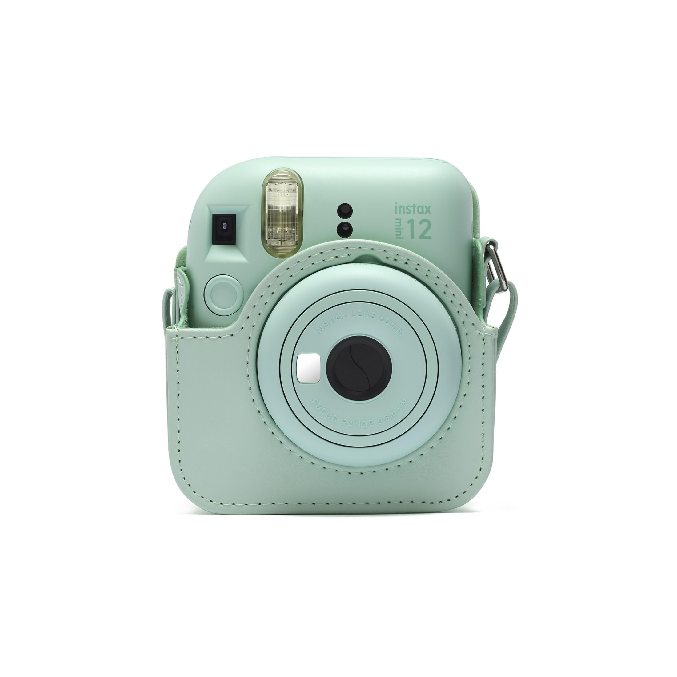 Een mintgroene Instax Mini 12 camera in een bijpassende hoes. De achtergrond is wit.