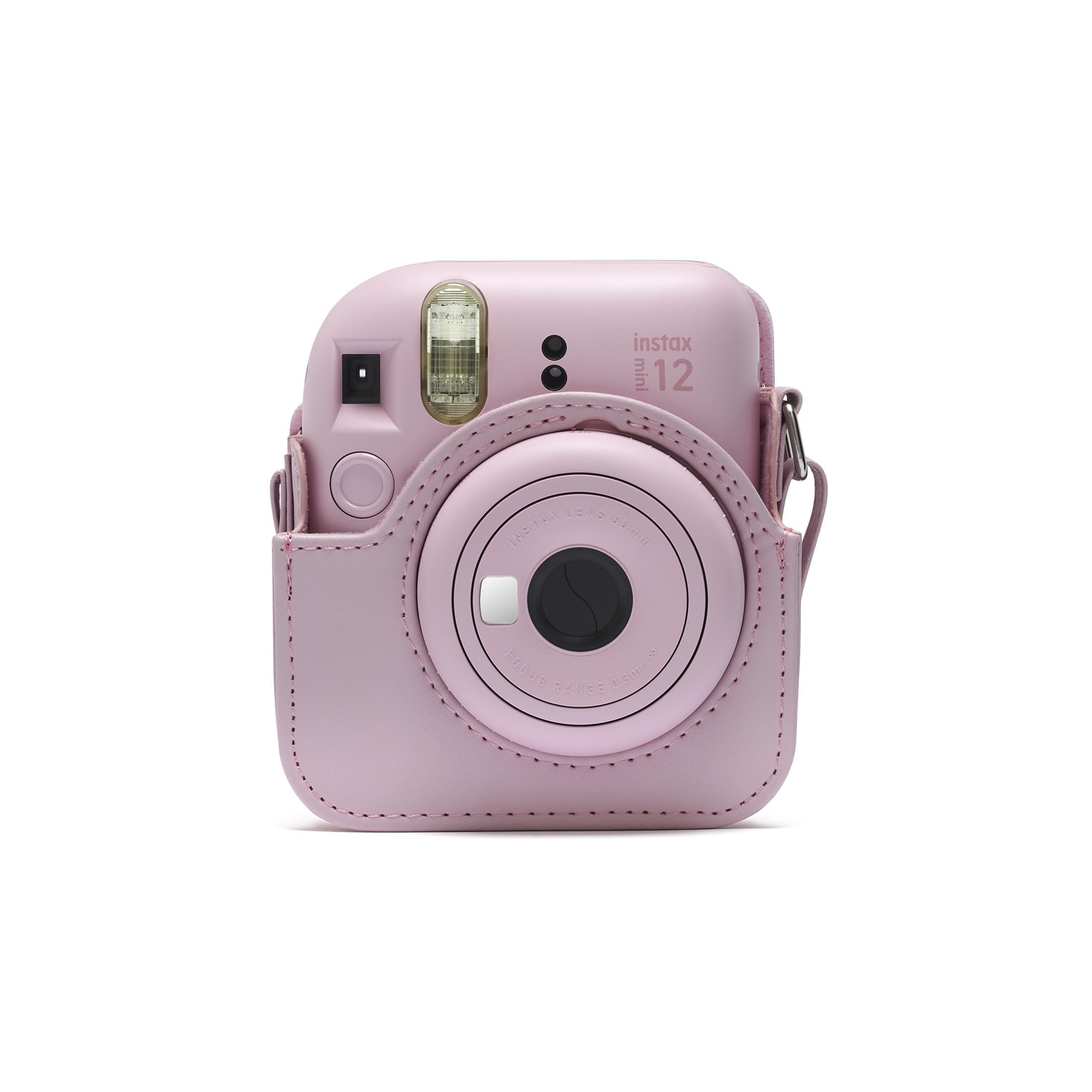 Różowy aparat Instax Mini 12 w pasującym etui, na białym tle.