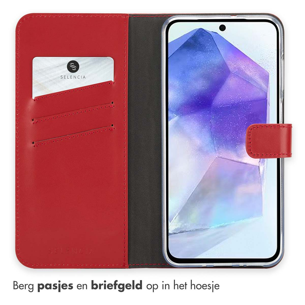 Rode leren telefoonhoes met kaartsleuven. Een telefoon met het scherm aan is zichtbaar.