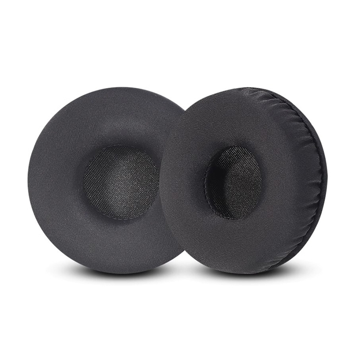 Dwie czarne poduszki nauszne do słuchawek na białym tle, obok siebie.