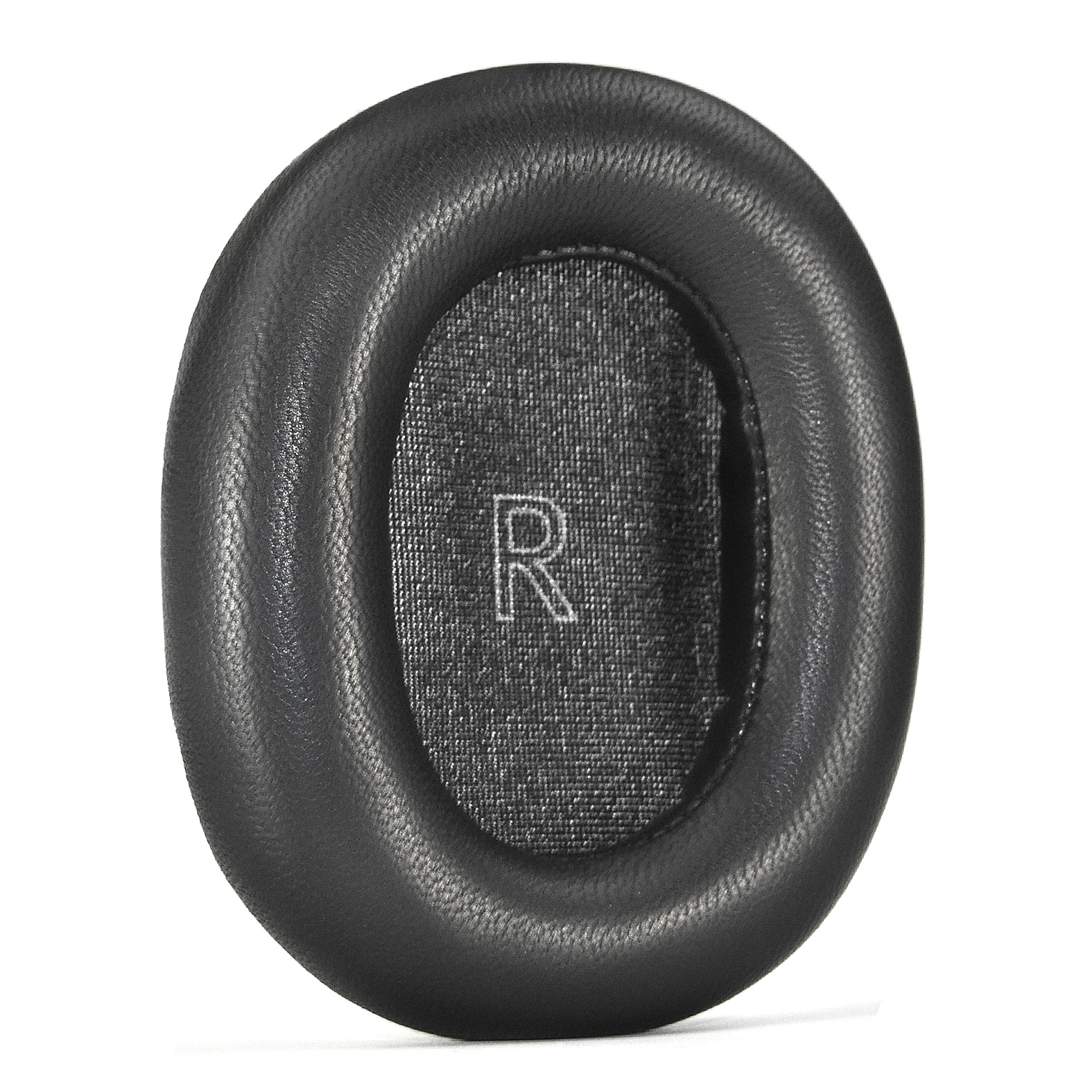 Czarna poduszka na ucho z literą "R" na szarej tkaninie. Białe tło.