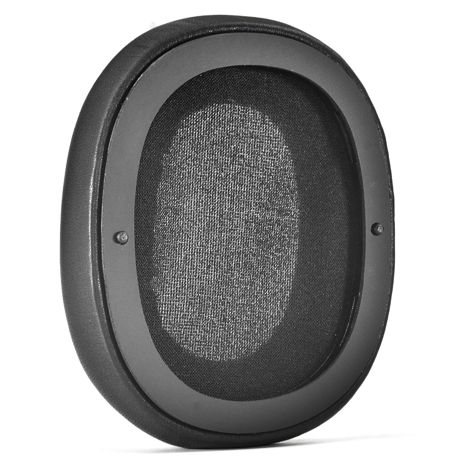 Czarna owalna poduszka słuchawkowa, z siatkowym wnętrzem i ciemną ramą. Izolowana na białym tle.