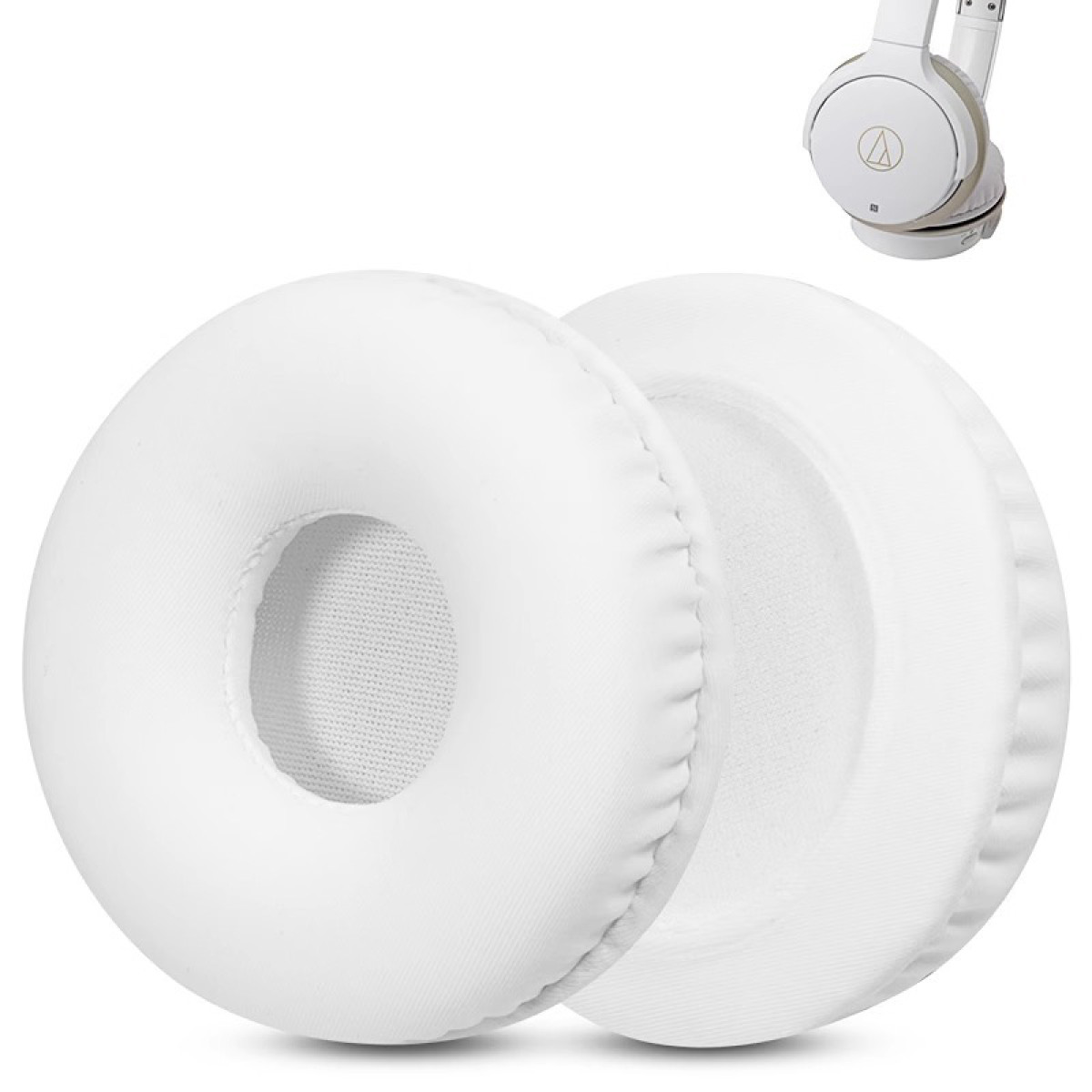 Twee witte oorkussens voor een hoofdtelefoon. Ze zijn rond en hebben een centraal gat.