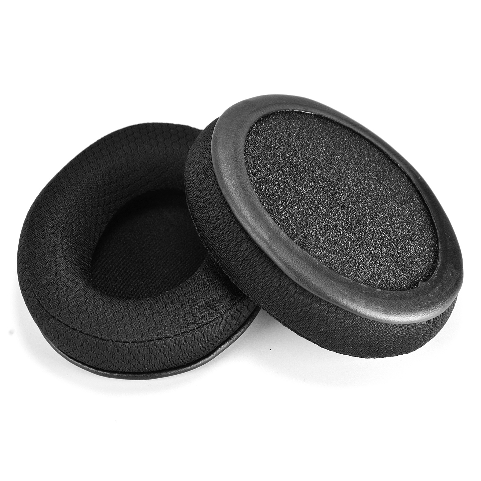 Dwie czarne poduszki nauszne na białym tle. Poduszki mają siatkową fakturę.